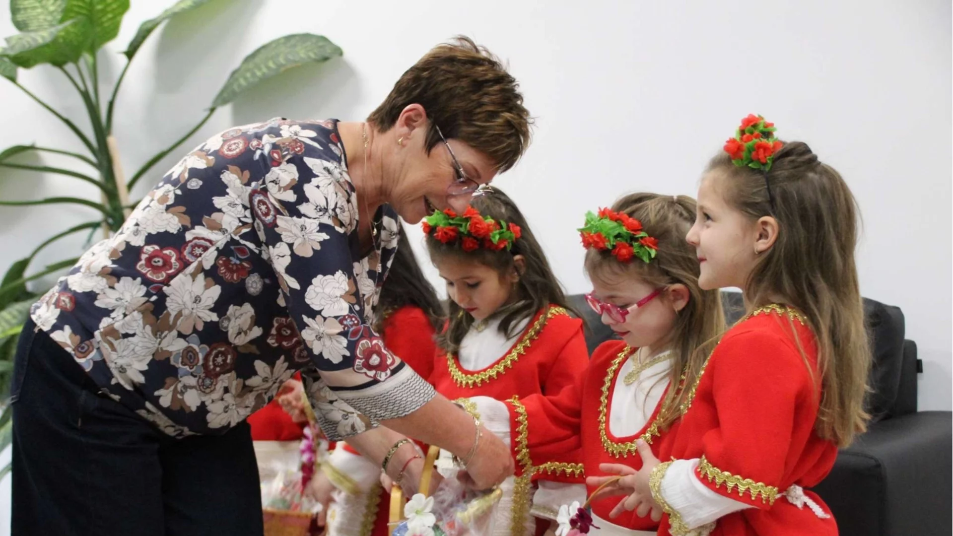 Лазарки посетиха Община Тетевен