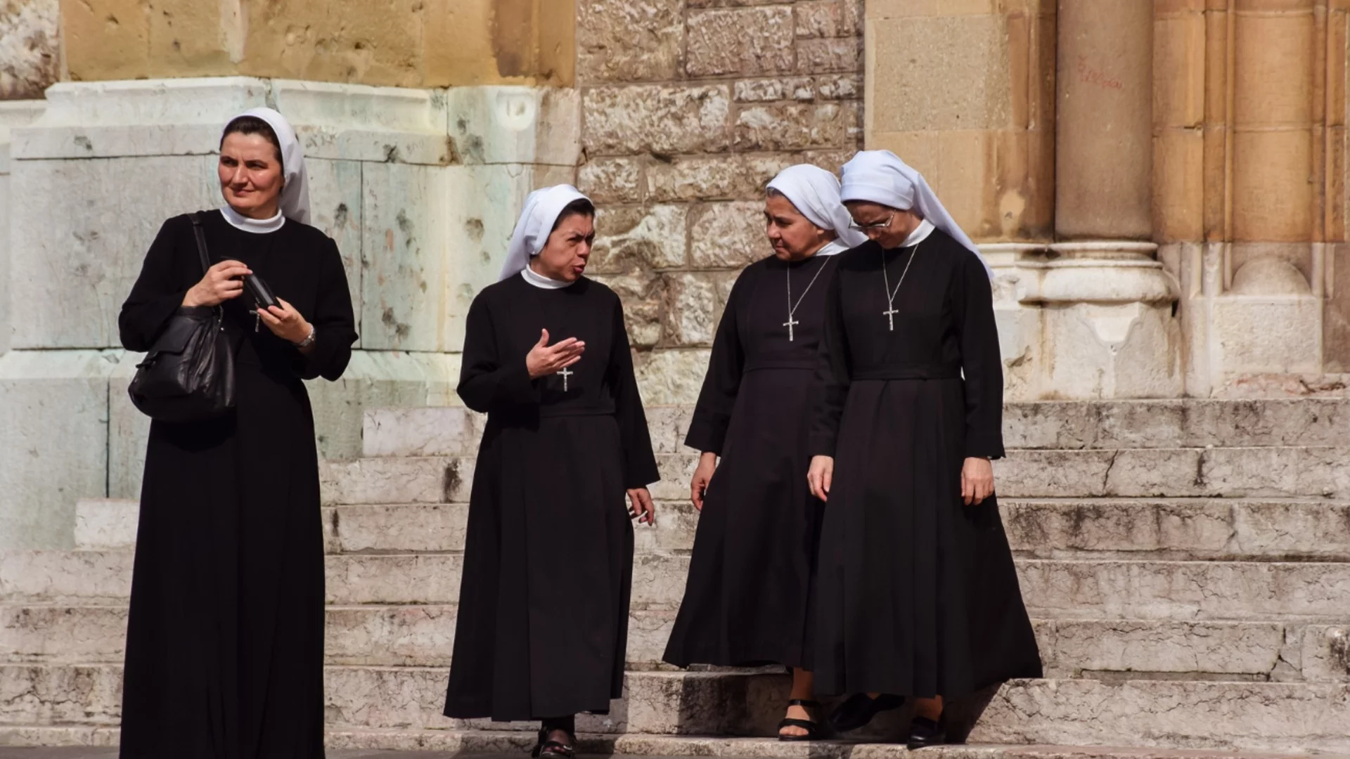 Какво стана с монахините, които избягаха от старчески дом? (ВИДЕО)