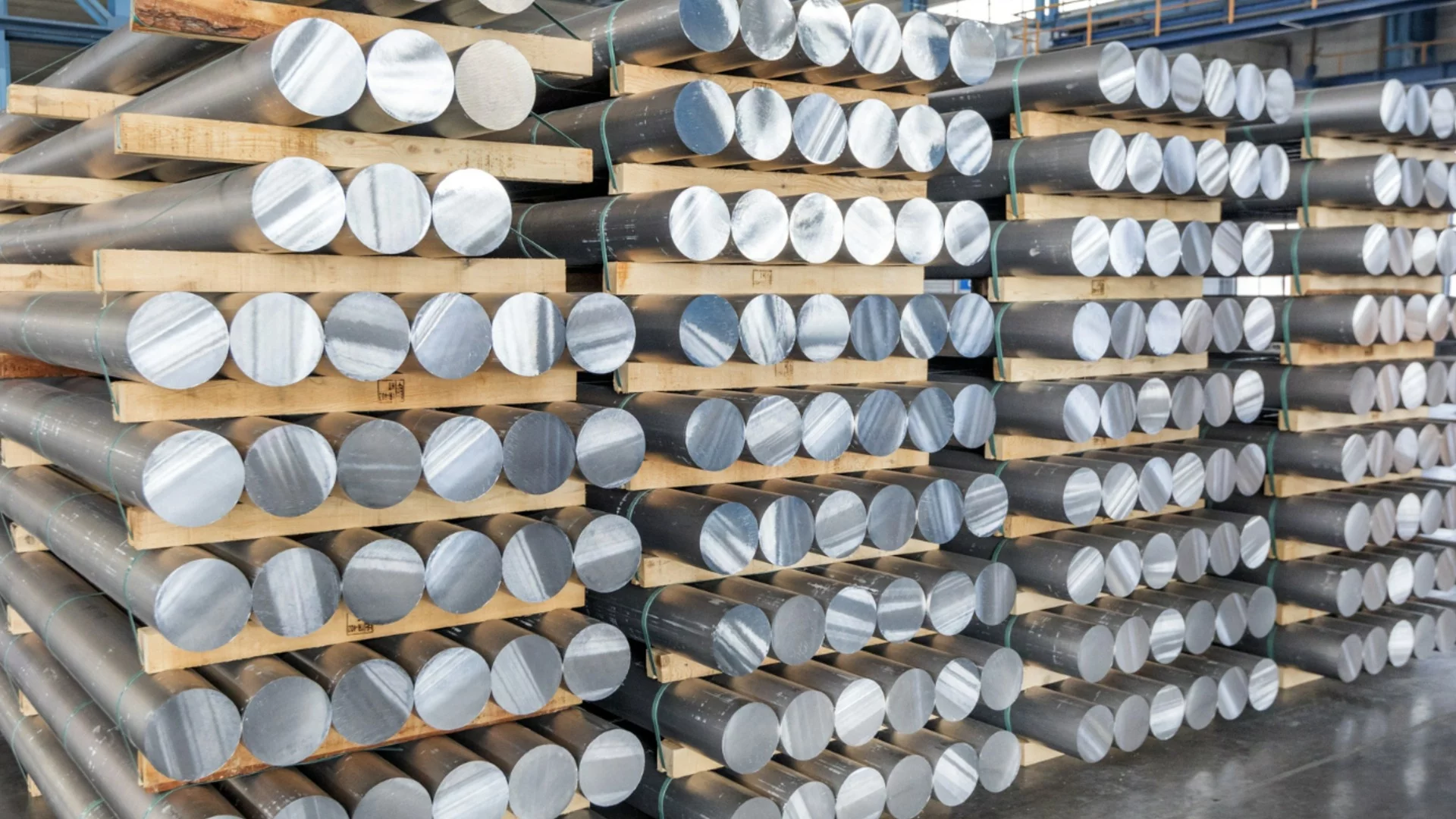 Задава ли се недостиг на алуминий: Големи производители в Близкия изток спират производството