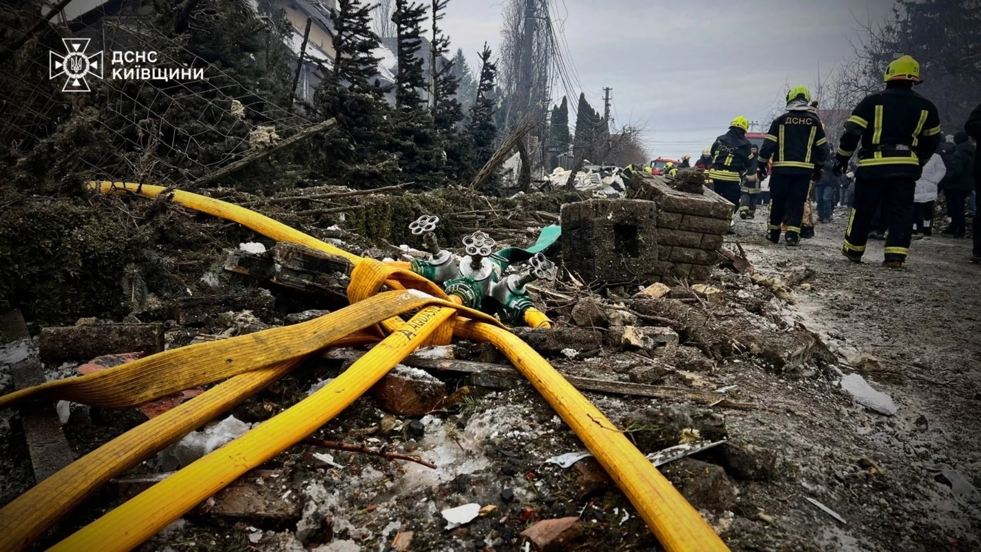 Дрон се вряза в блок, друг се разби до детска градина: Руският дневен терор набира скорост с нова комбинирана атака (ВИДЕО)