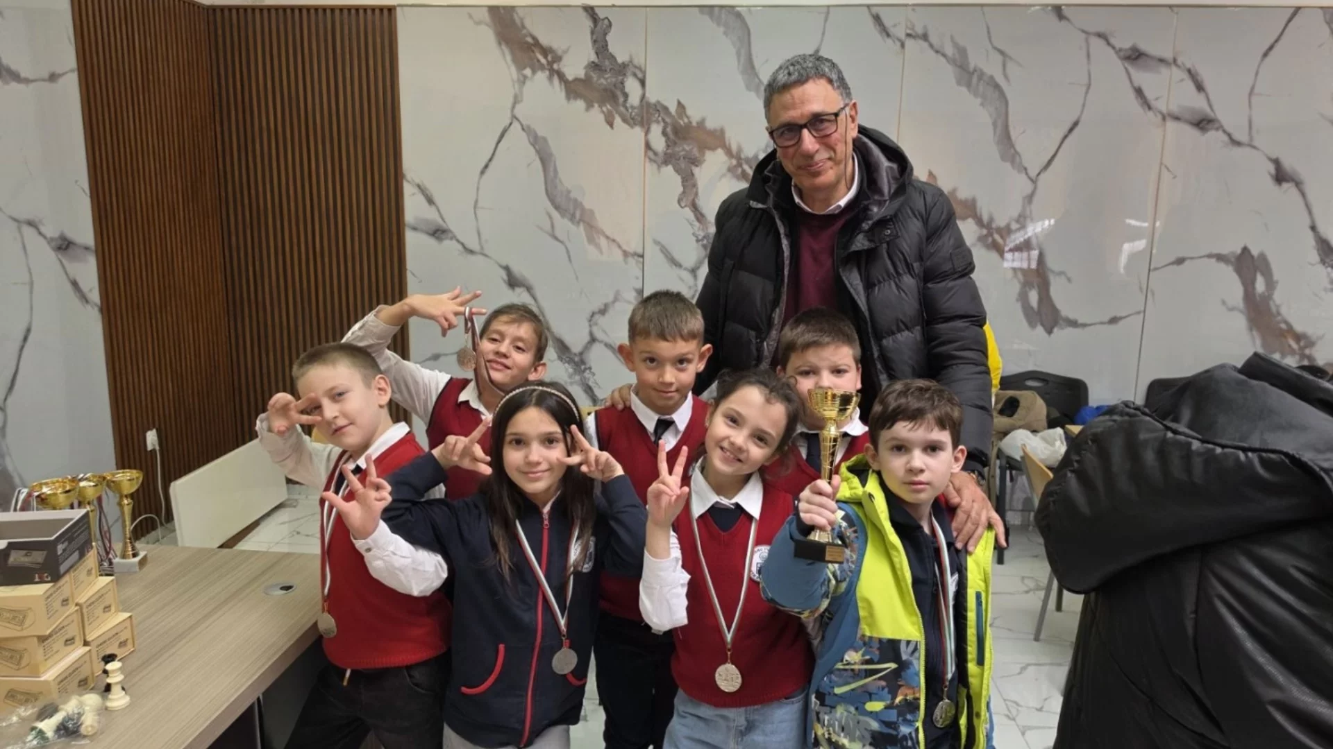 Ученици от Перник се представиха достойно на Зоналния турнир по шахмат в Долна Баня