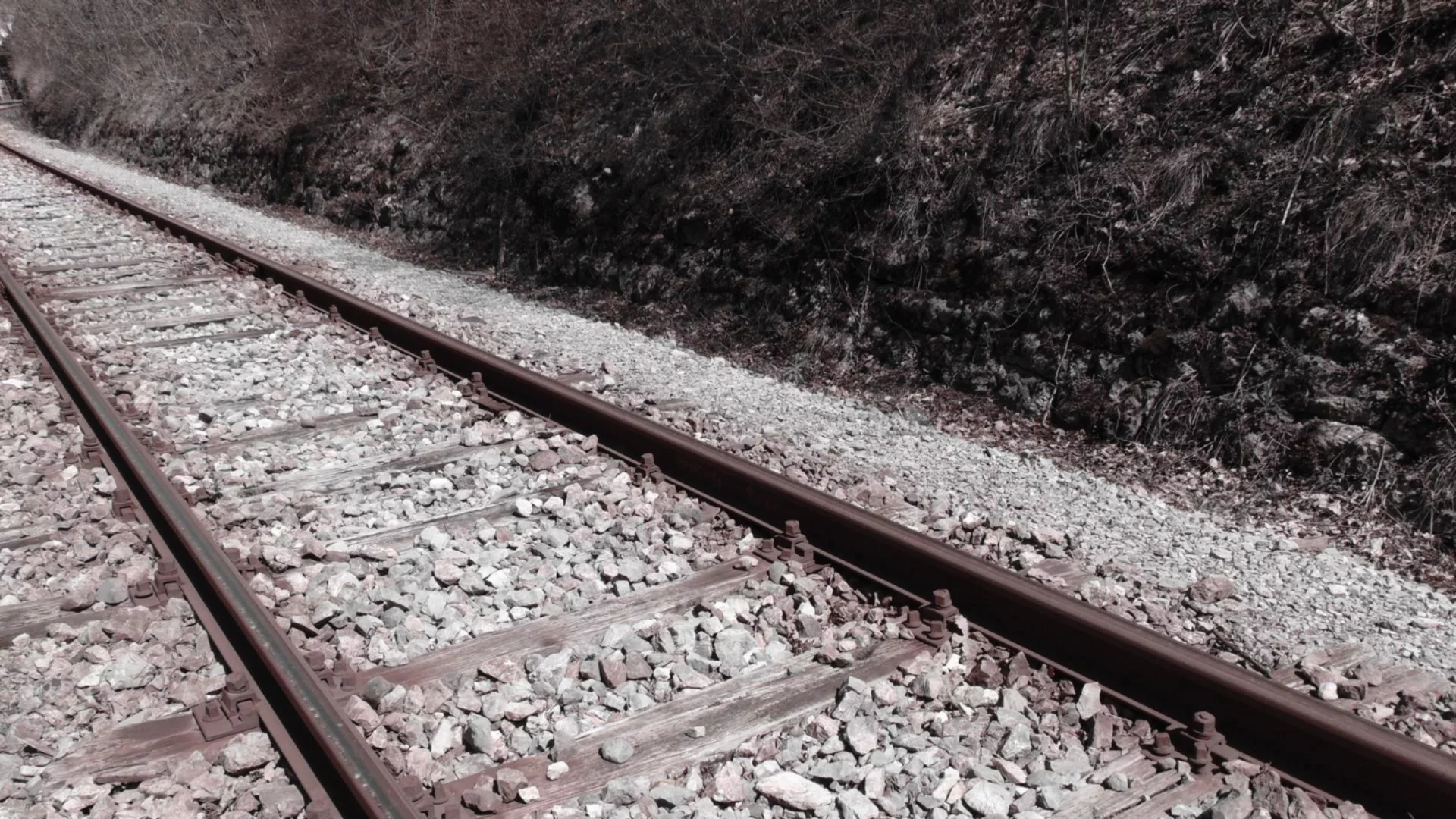 Свлачище заплашва влака край Мъглиж: Жп експерт предупреди за опасност от тежък инцидент