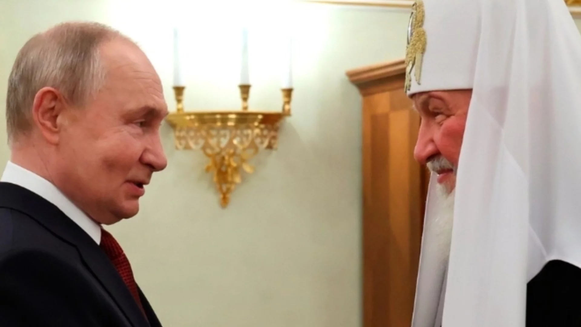 Путин и патриарх Кирил в неприлична поза: Руски съд постанови затвор за германски скулптор (СНИМКИ) 