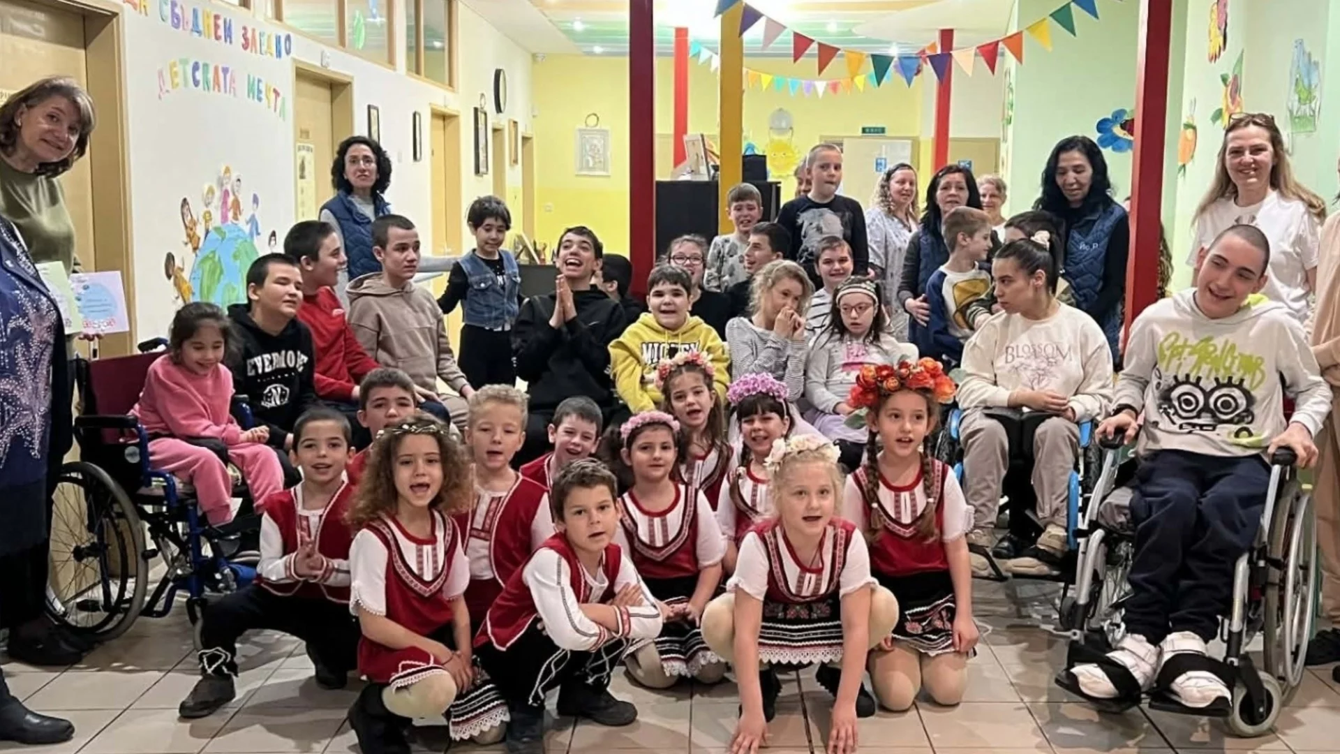 Малки лазарки донесоха празнично настроение в център за деца с увреждания в Бургас