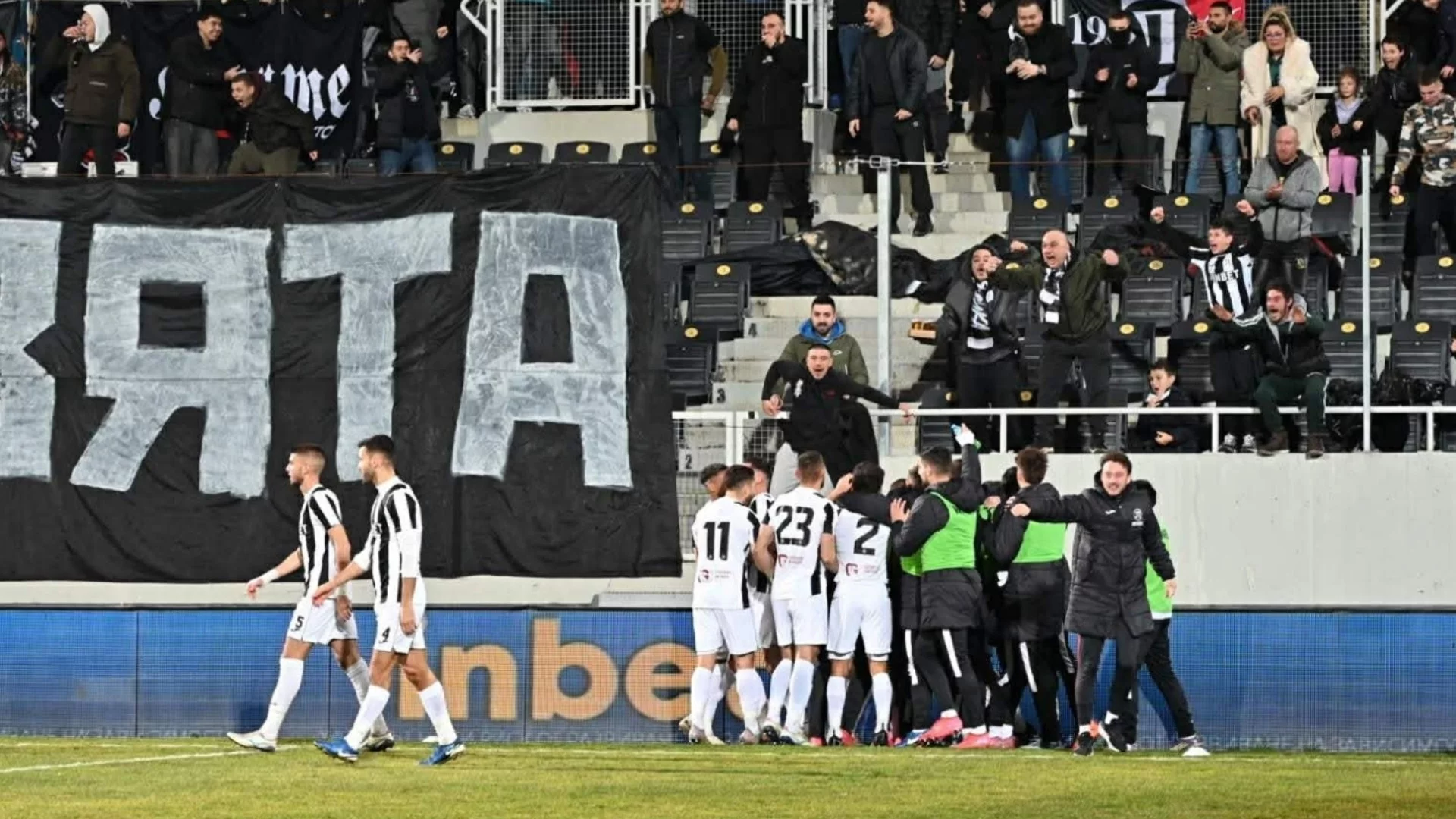 Локо Пловдив се измъчи с човек повече в "железничарското" дерби, греди и голям пропуск белязаха мача