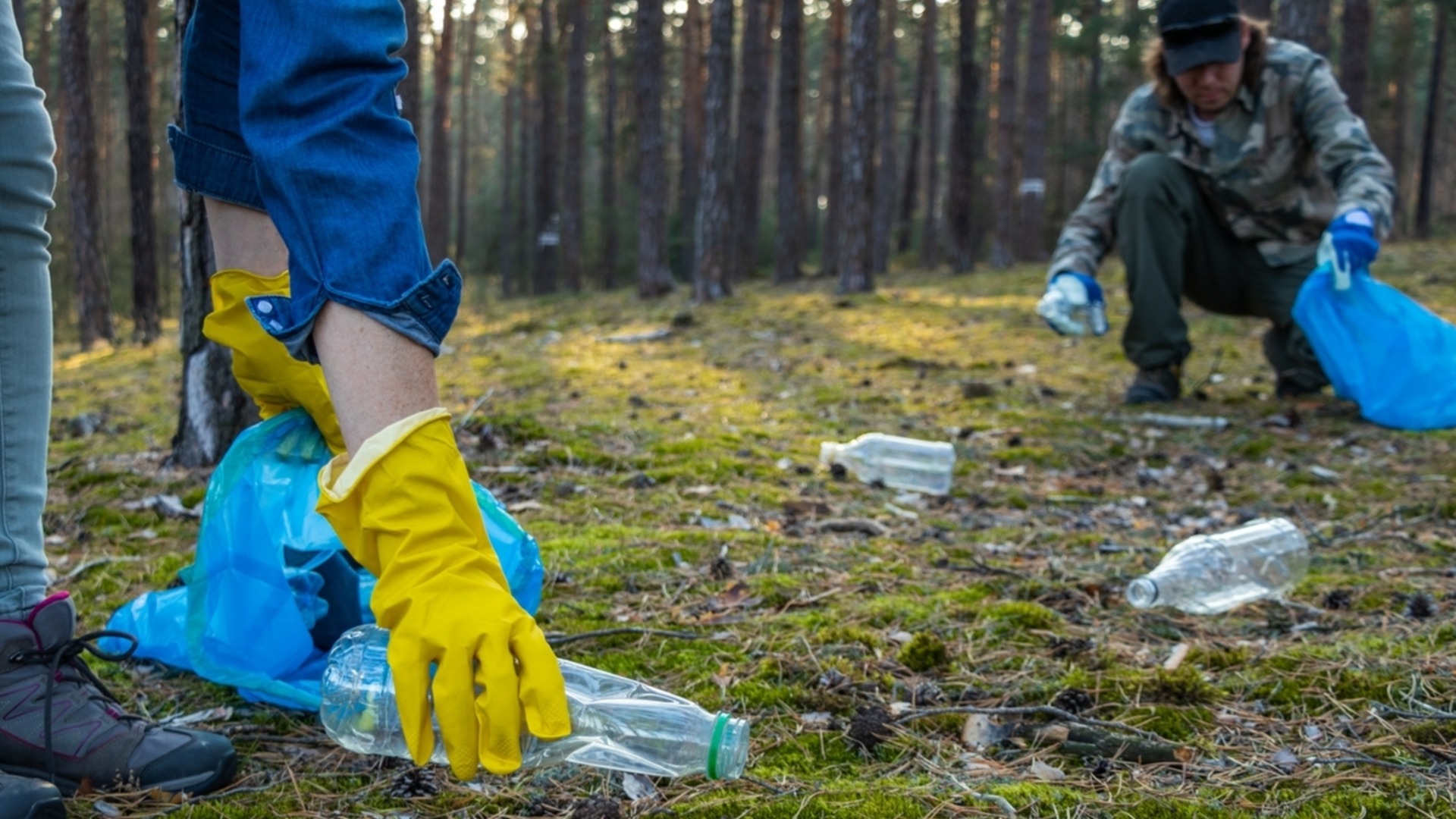 Доброволци в мащабна пролетна акция за почистване на Витоша
