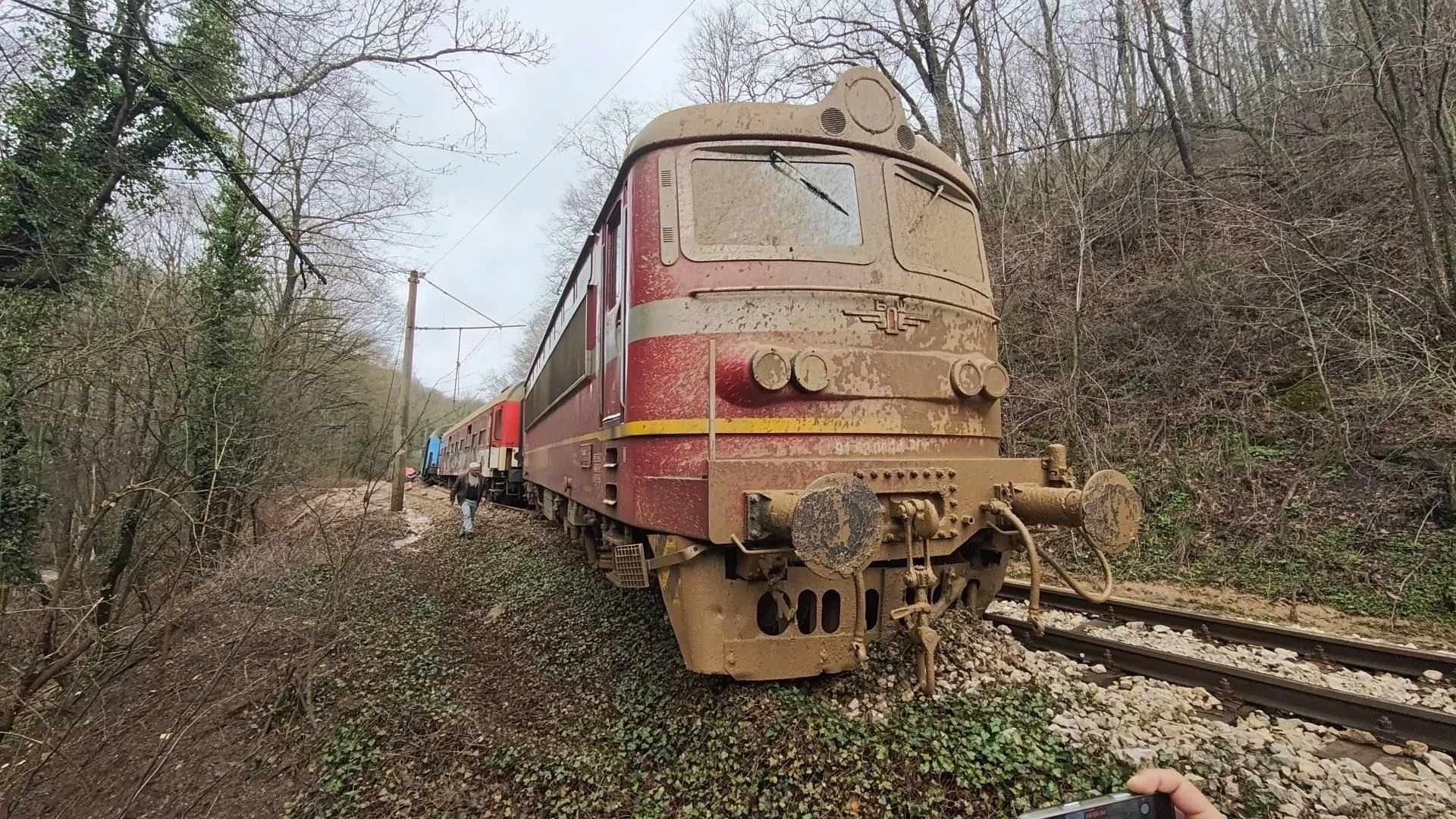 Свлачище извади влак от релсите в Старозагорско (СНИМКИ)
