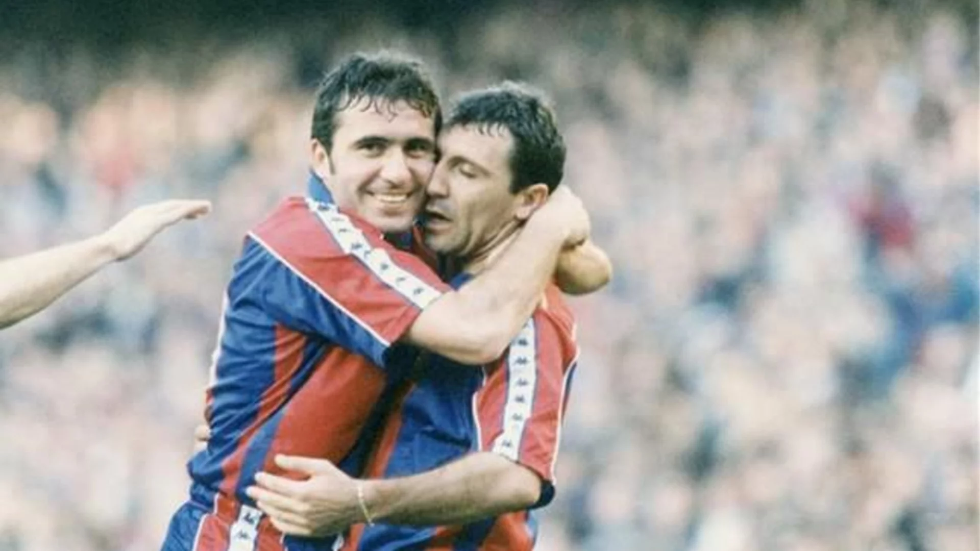 Двама с минало в ЦСКА срещу съотборник на Стоичков: съседка на България си търси национален селекционер