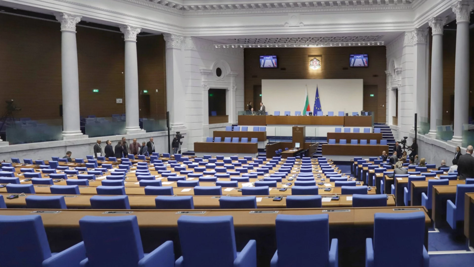 Разликата между партията на Радев и ГЕРБ се стопява: Ново проучване