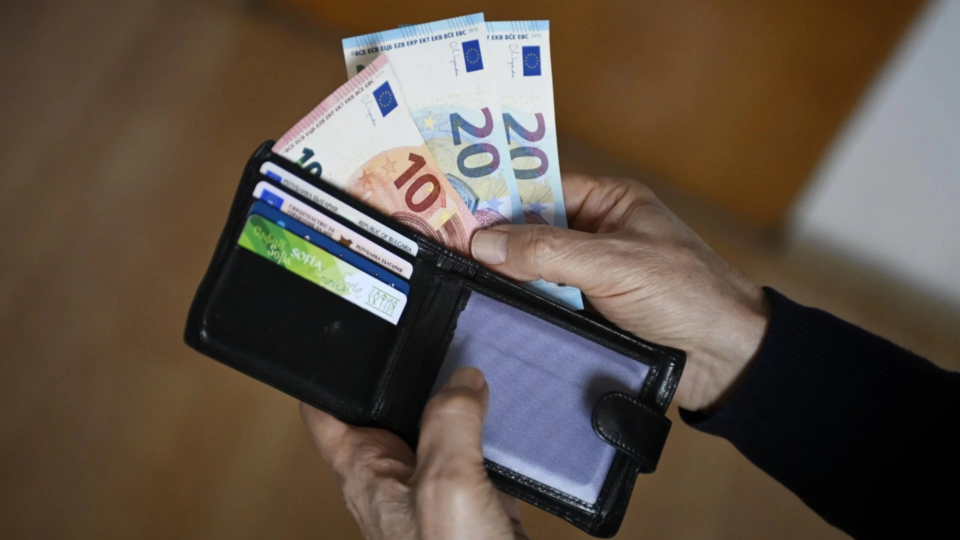 Парадоксът на българската заплата: Последни по доходи в Европа, но първи по ръст. Къде сме всъщност?