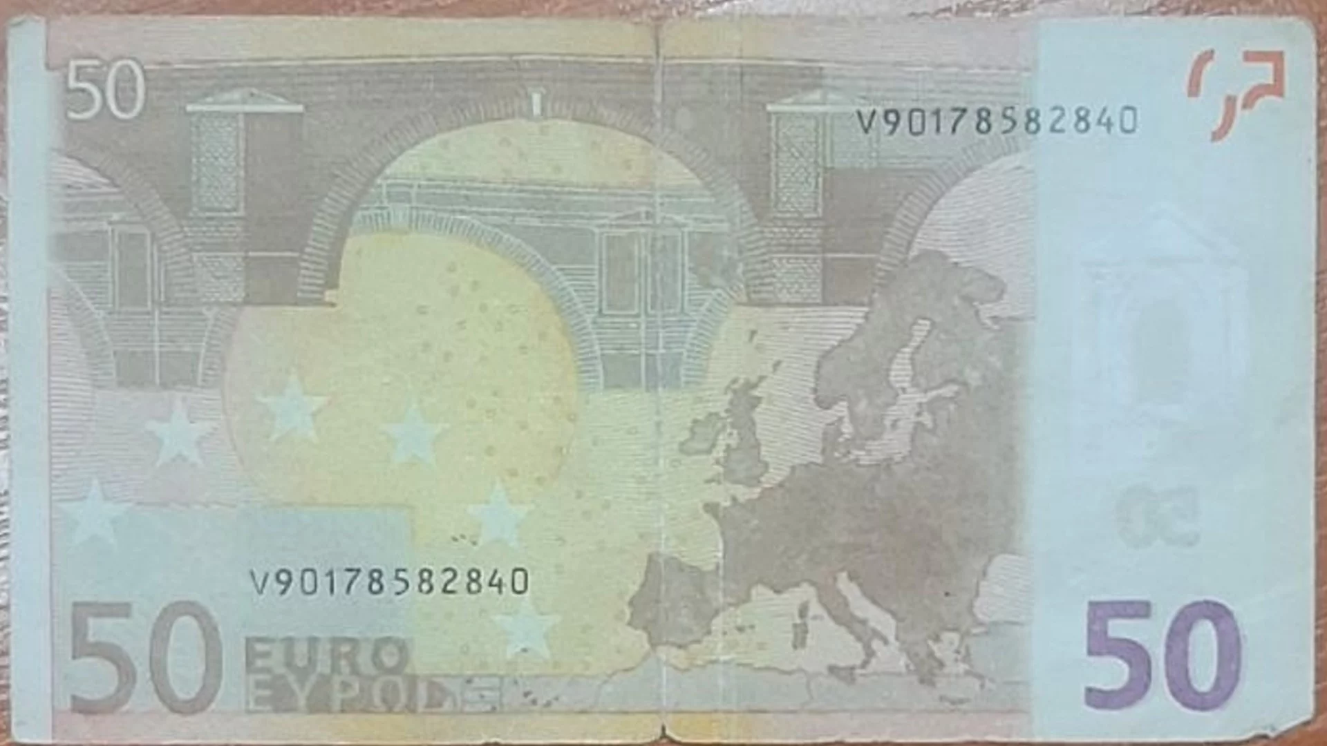 Чужденец се опита да пробута фалшиви евро, хванаха го