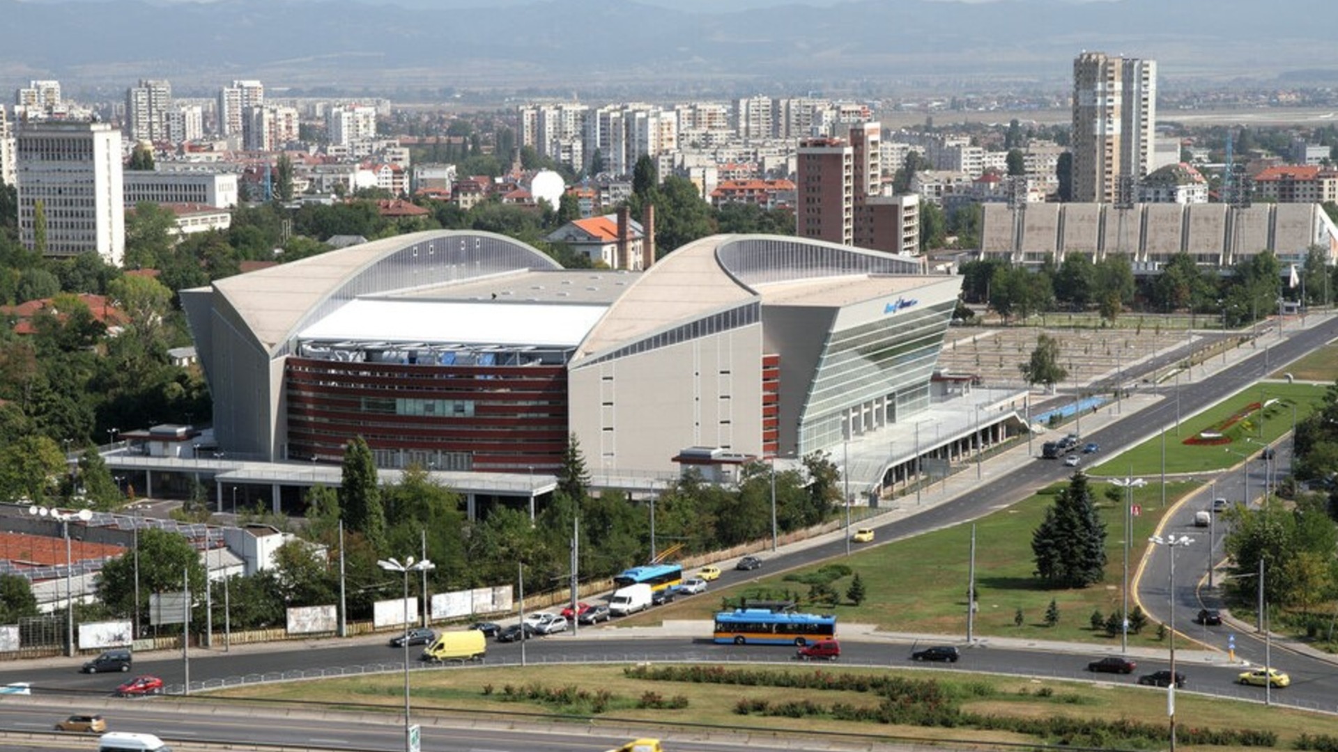 Зала за 17 000 души с паркинг за 470 коли: Заради хаос с трафика столичен квартал иска 5-етажен паркинг до 