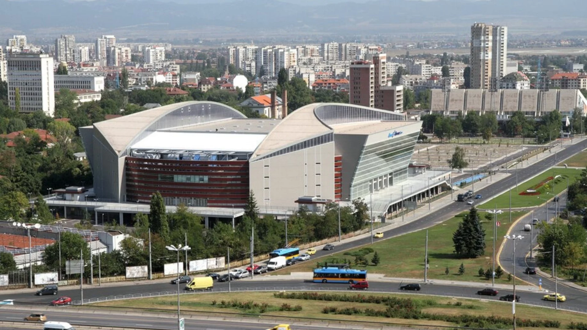Зала за 17 000 души с паркинг за 470 коли: Заради хаос с трафика столичен квартал иска 5-етажен паркинг до "Арена София"