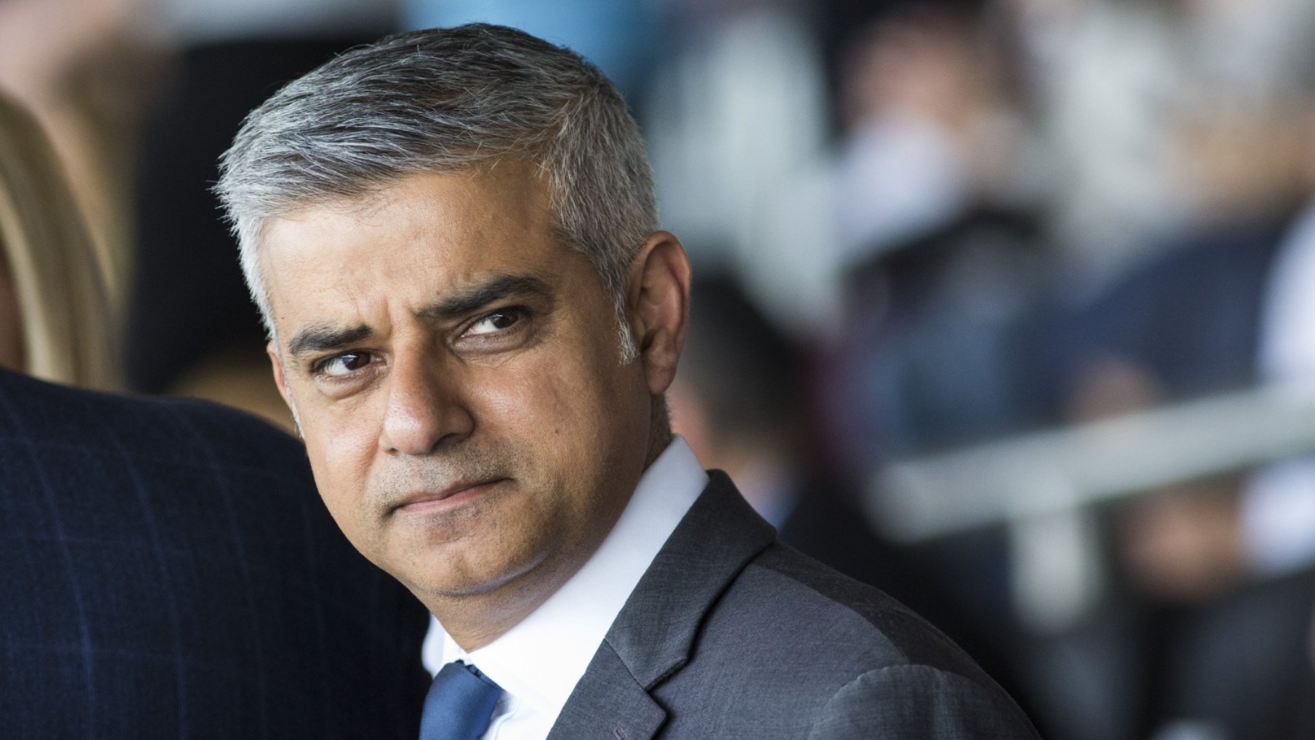 Скандал в Лондон: Чанта с оръжия забравена пред дома на кмета (СНИМКИ)