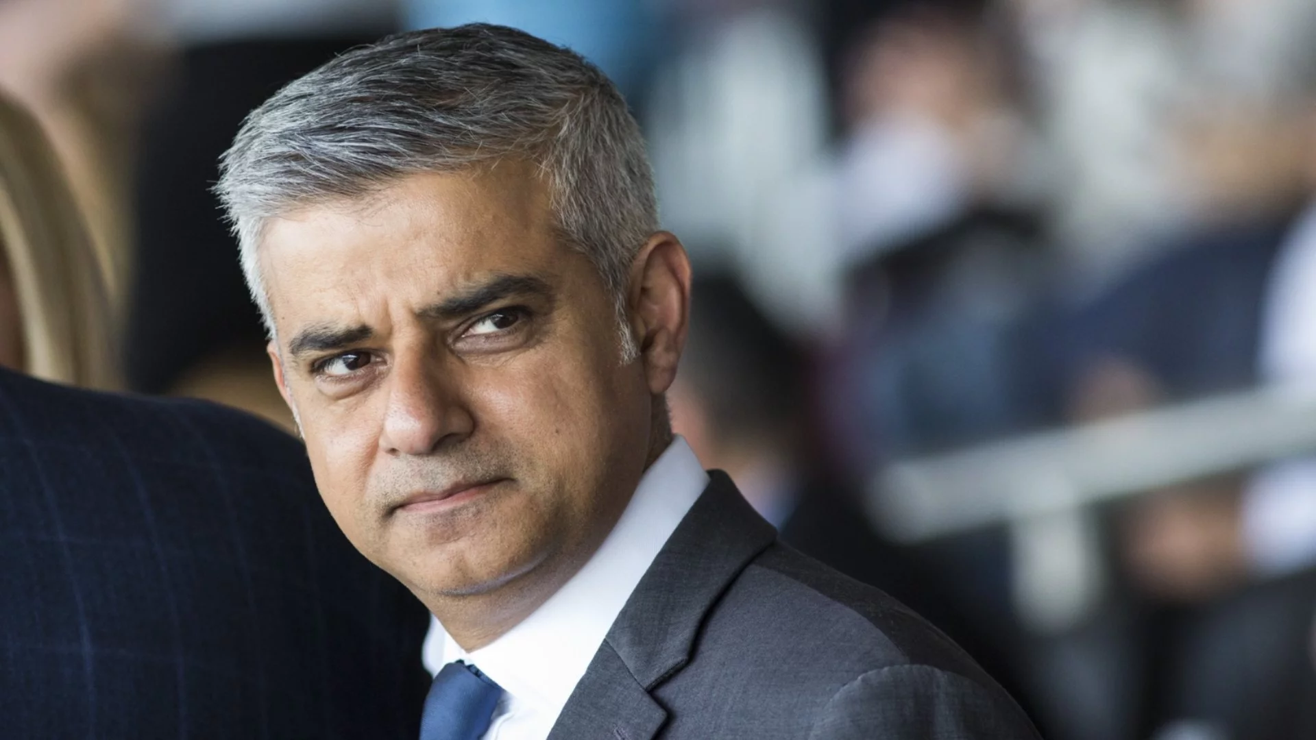 Скандал в Лондон: Чанта с оръжия забравена пред дома на кмета (СНИМКИ)