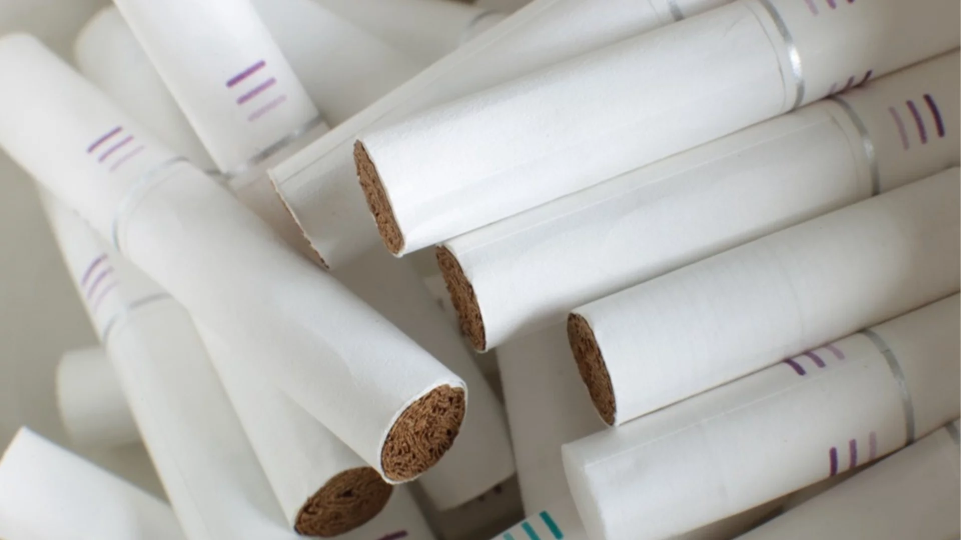 Голям удар: Разкриха огромна нелегална фабрика за цигари, двама са задържани