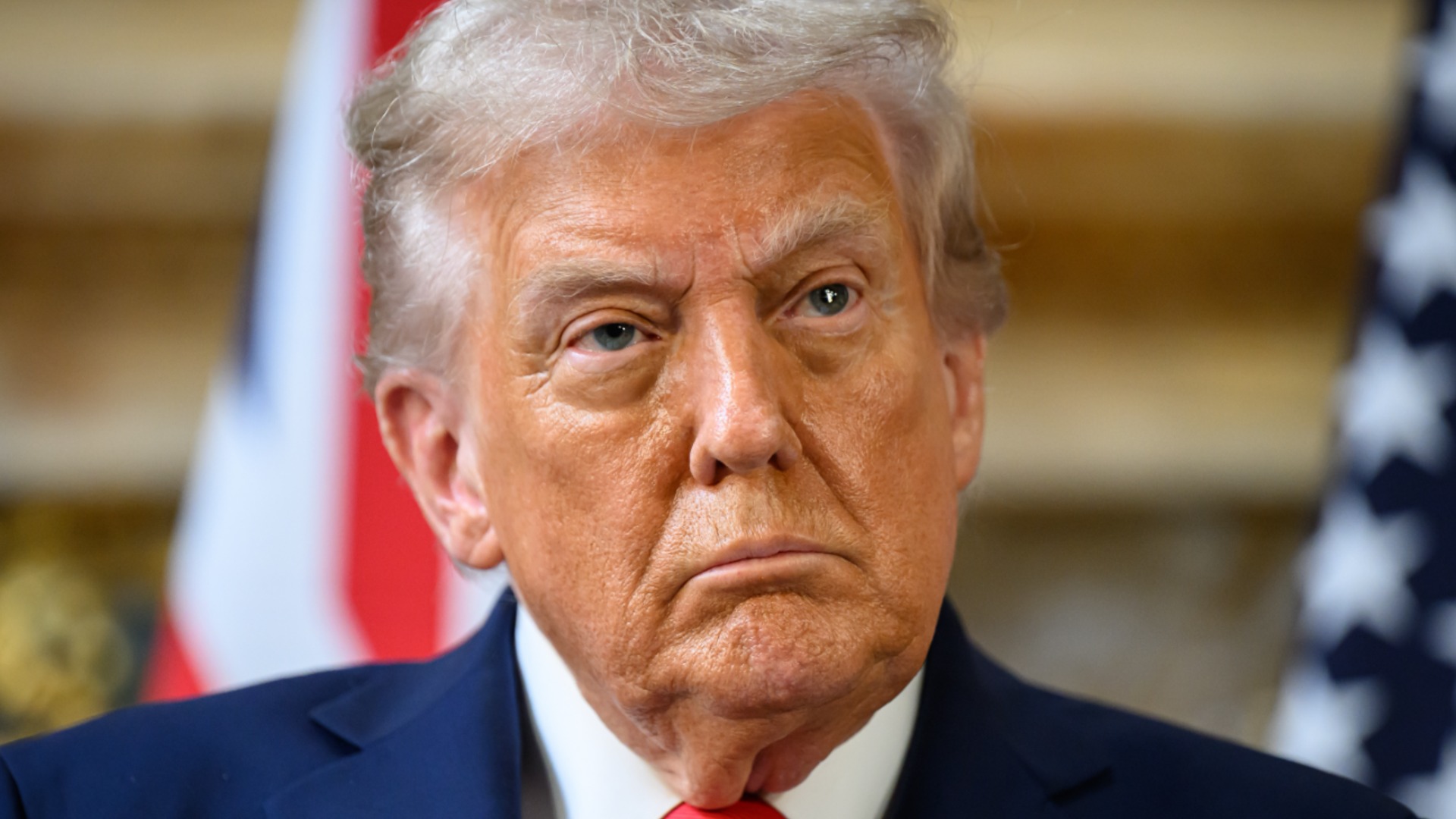 Автоголът на Тръмп: Как наказа американците вместо Китай и остана без съюзници в най-критичния момент