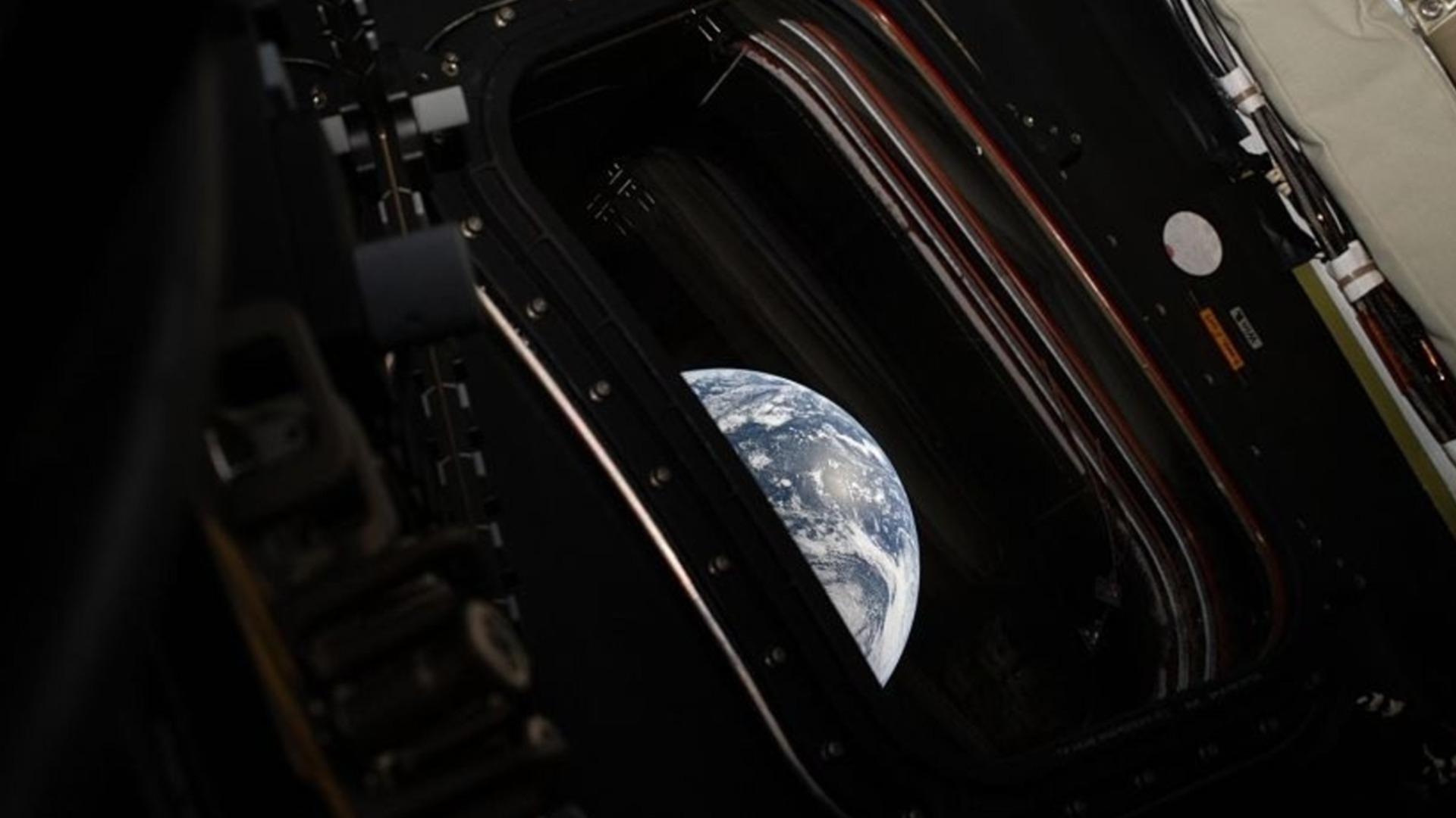 Поздрав от Артемида II: Лунните астронавти изпратиха първи кадри от космическото пътешествие (ВИДЕО)