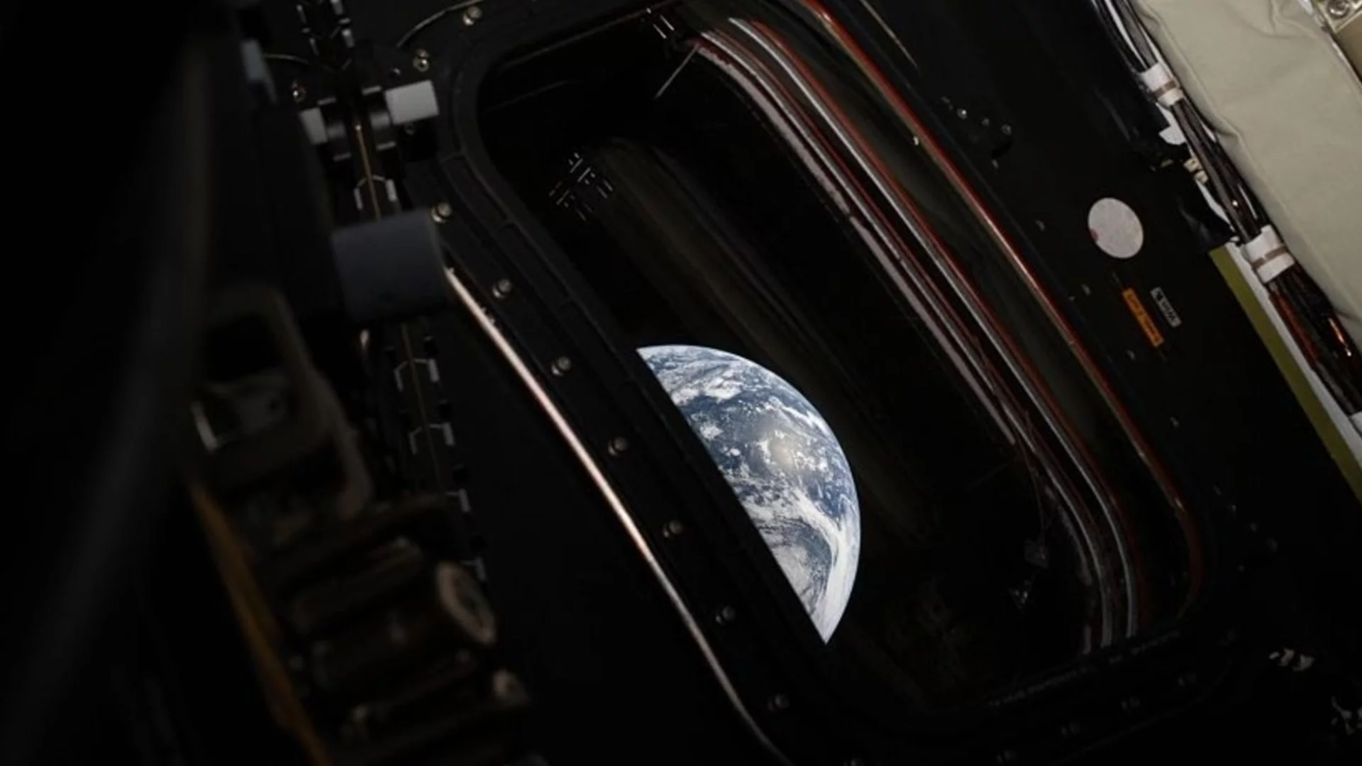 Поздрав от Артемида II: Лунните астронавти изпратиха първи кадри от космическото пътешествие (ВИДЕО)