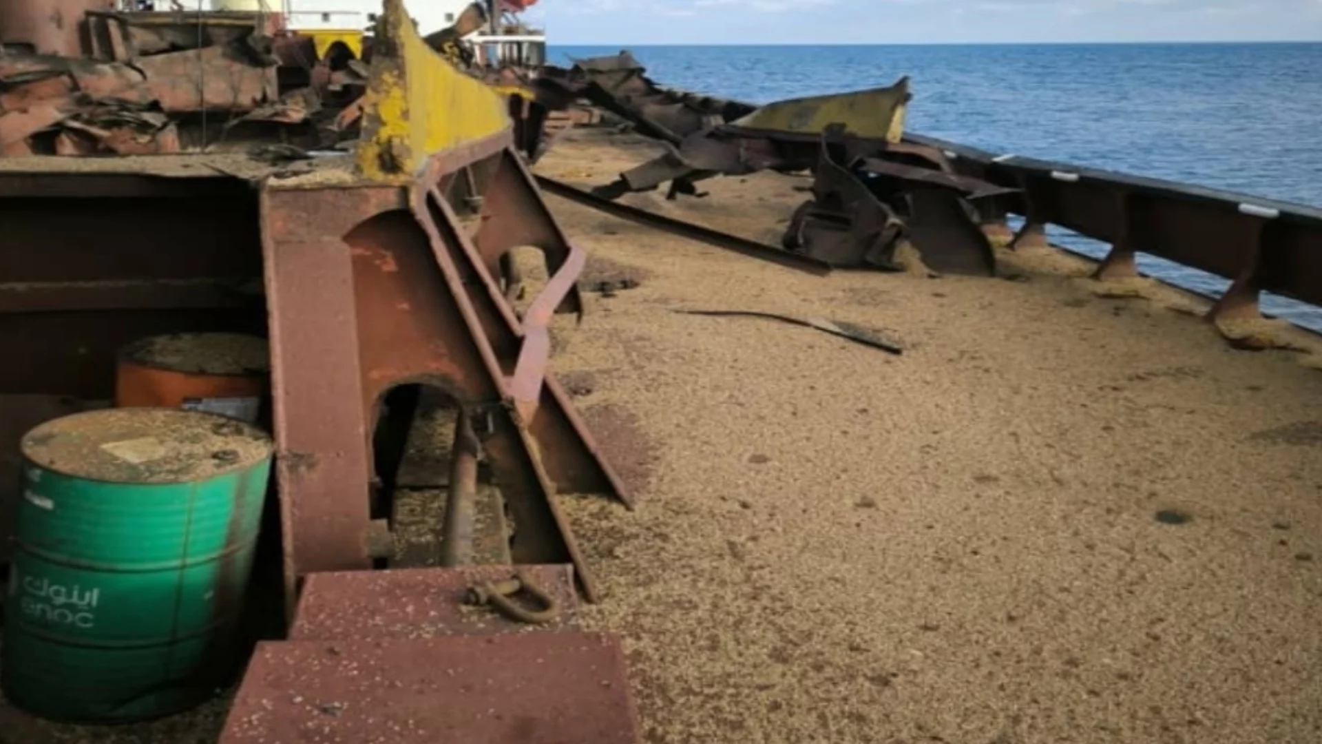 Кораб с крадена украинска пшеница потъна. Пожар там, където е учил ген. Сирски - във Висшето московско военно училище (ВИДЕО)