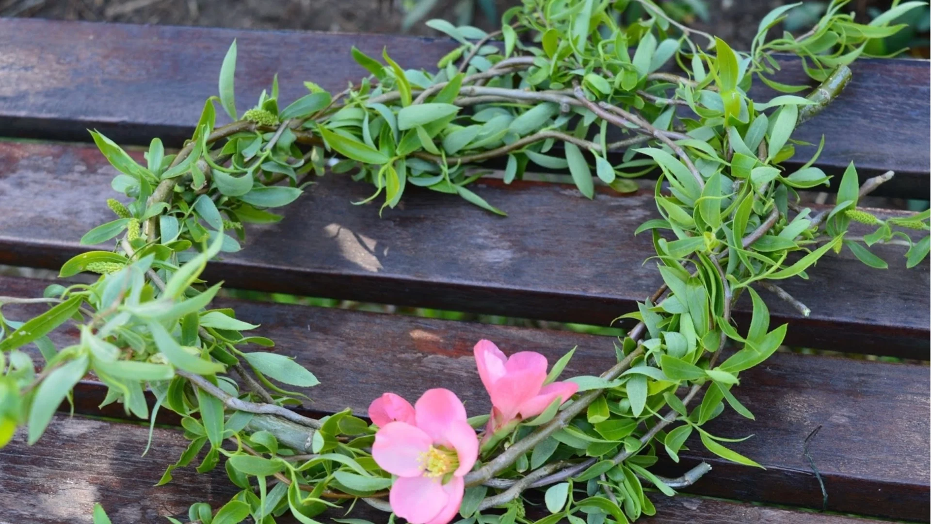 На Цветница църковният храм в Елин Пелин бе обгърнат от 1000-метров венец от върба