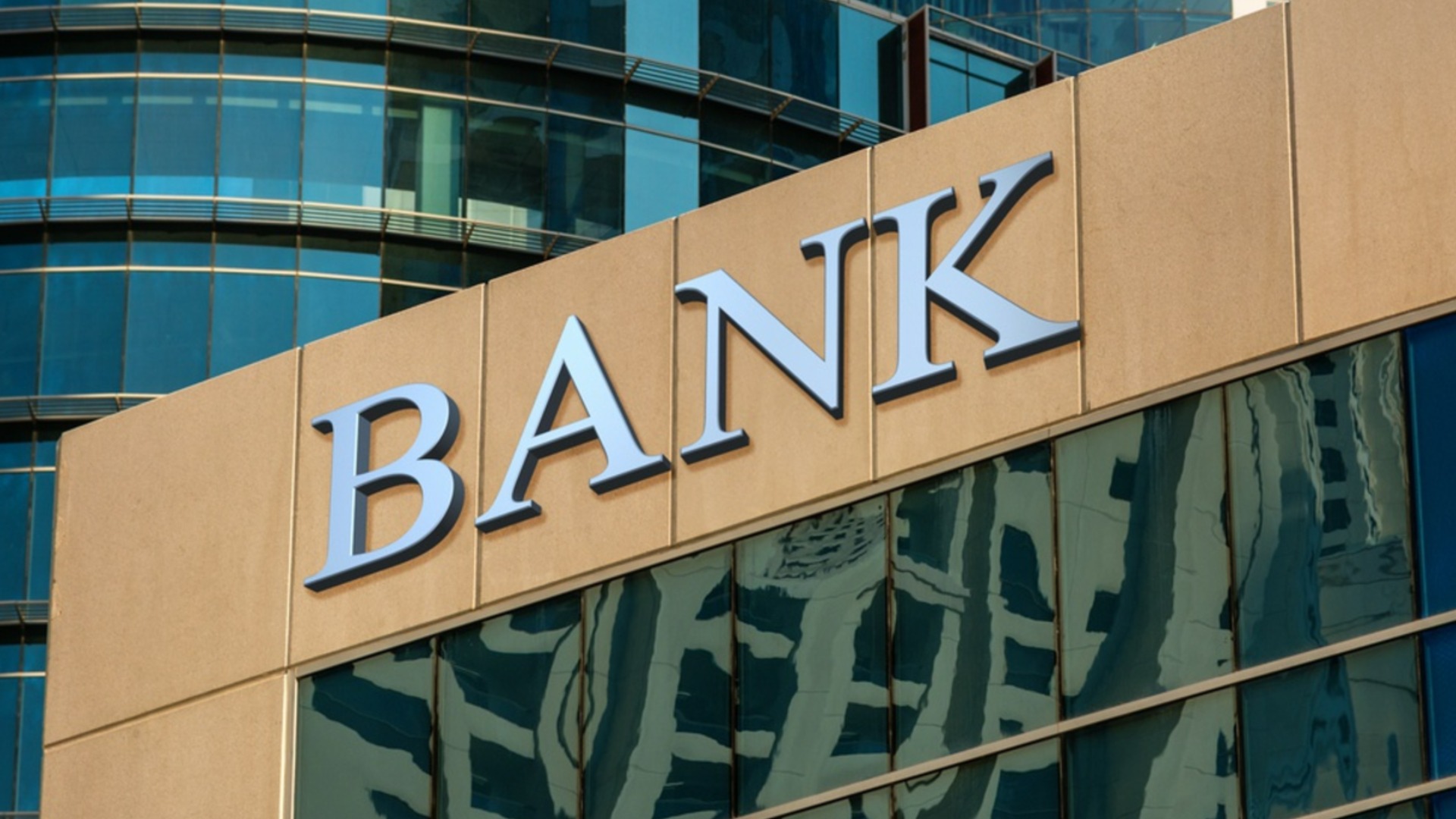 Задава ли се банкова криза: Американските кредитори повишават разходите по частни заеми