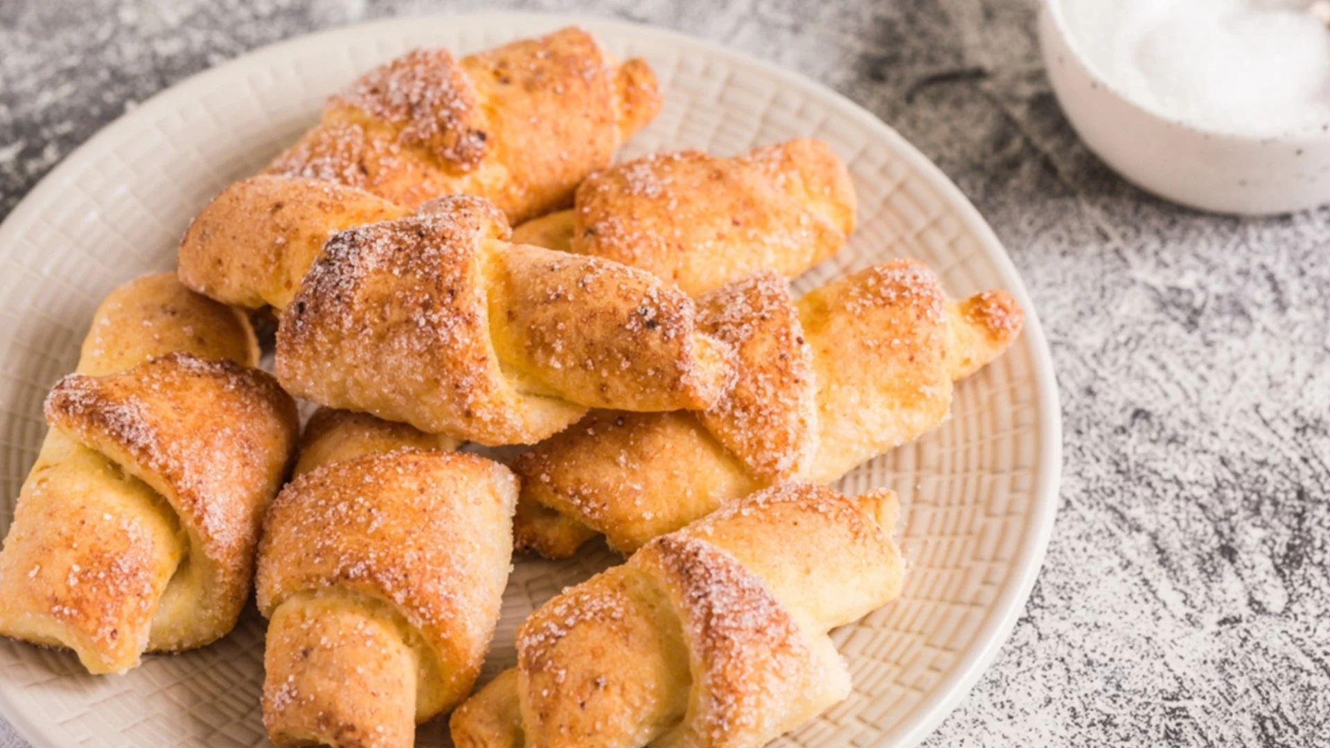 Вместо козунак: Уникални великденски кифлички, които ще изчезнат още топли