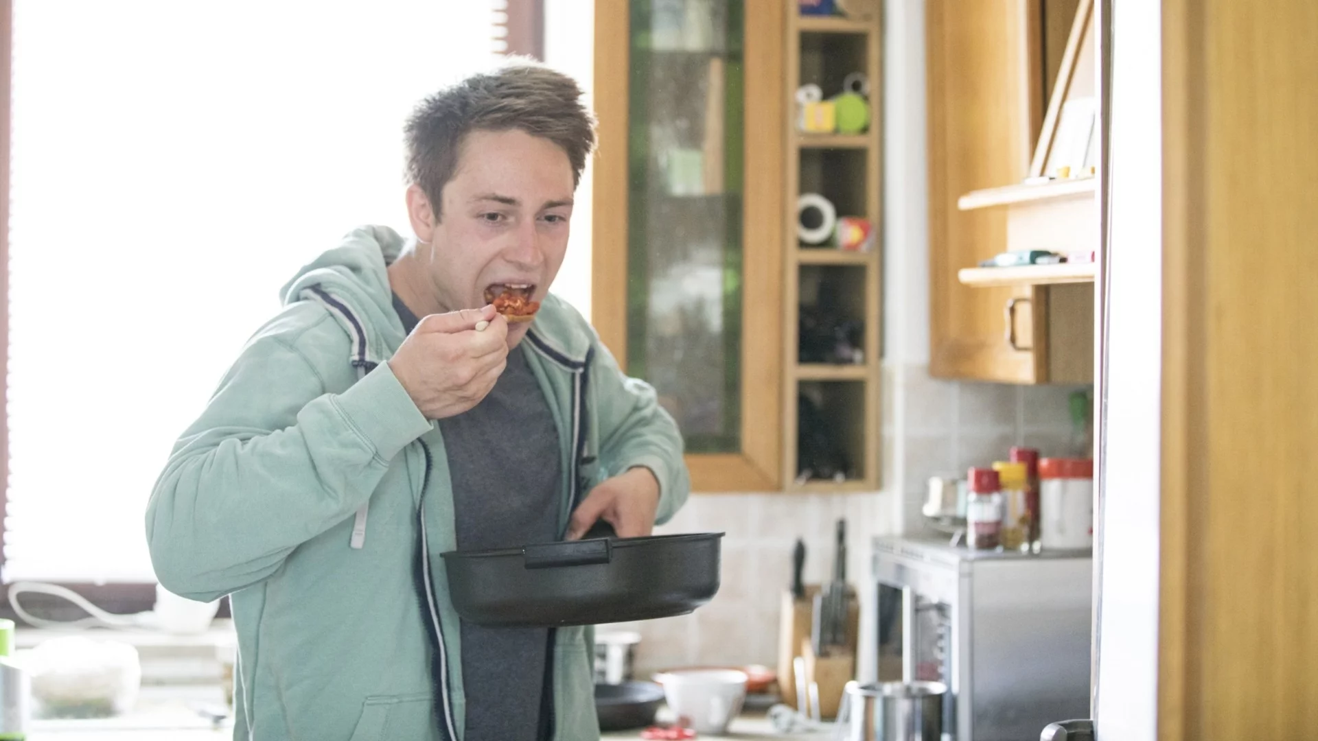 Защо стомахът ни "мрази", когато се храним прави: Мнението на гастроентеролозите