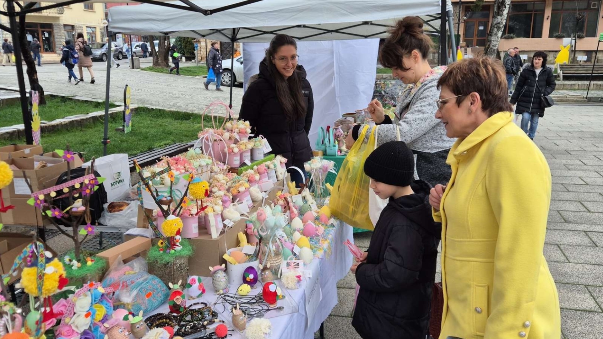 Пролетният базар в Тетевен донесе приятни емоции, много настроение и празничен дух