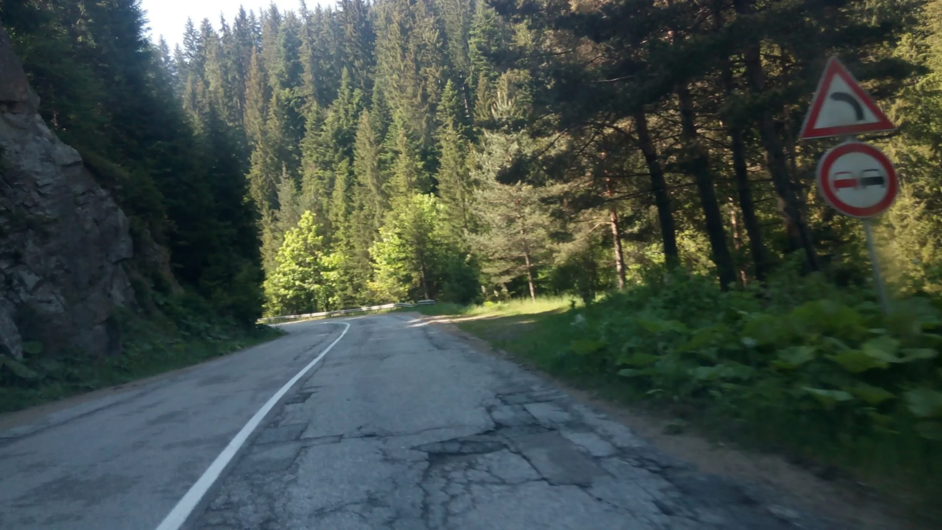 Пътуването до Родопите ще е по-бързо: Разширяват пътя Асеновград - Смолян