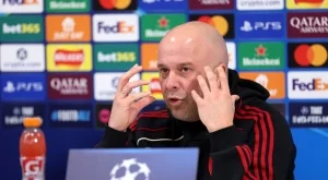 Шефове на Ливърпул решили съдбата на Слот на извънредна среднощна среща? 