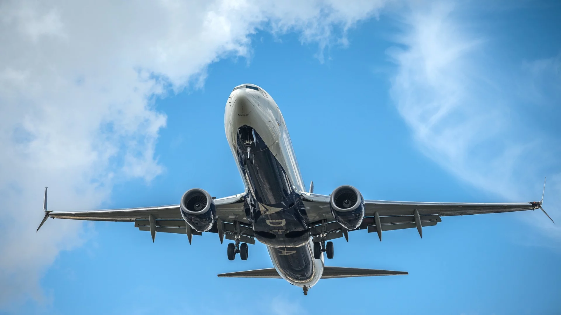 По-скъпи билети, по-малко полети: Поредна голяма нискотарифна компания с мерки заради войната в Близкия изток