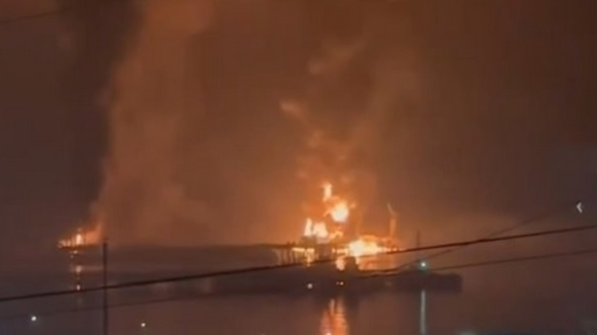 Дайте ни ракети, нямаме: Руската ПВО е безпомощна, най-голямото руско пристанище в Черно море гори (ВИДЕО)