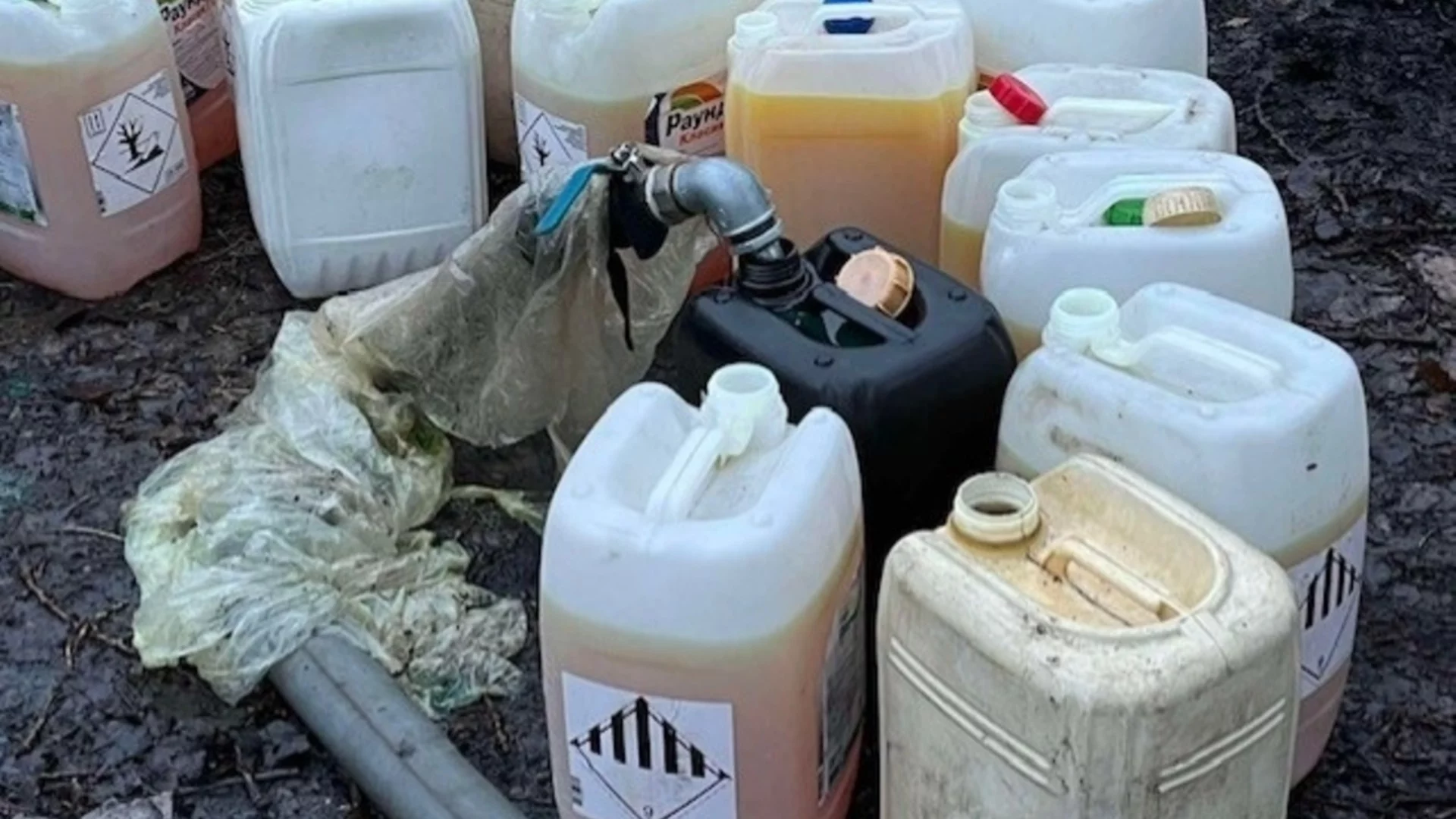 Източени почти половин тон нафта и взлом в кафене