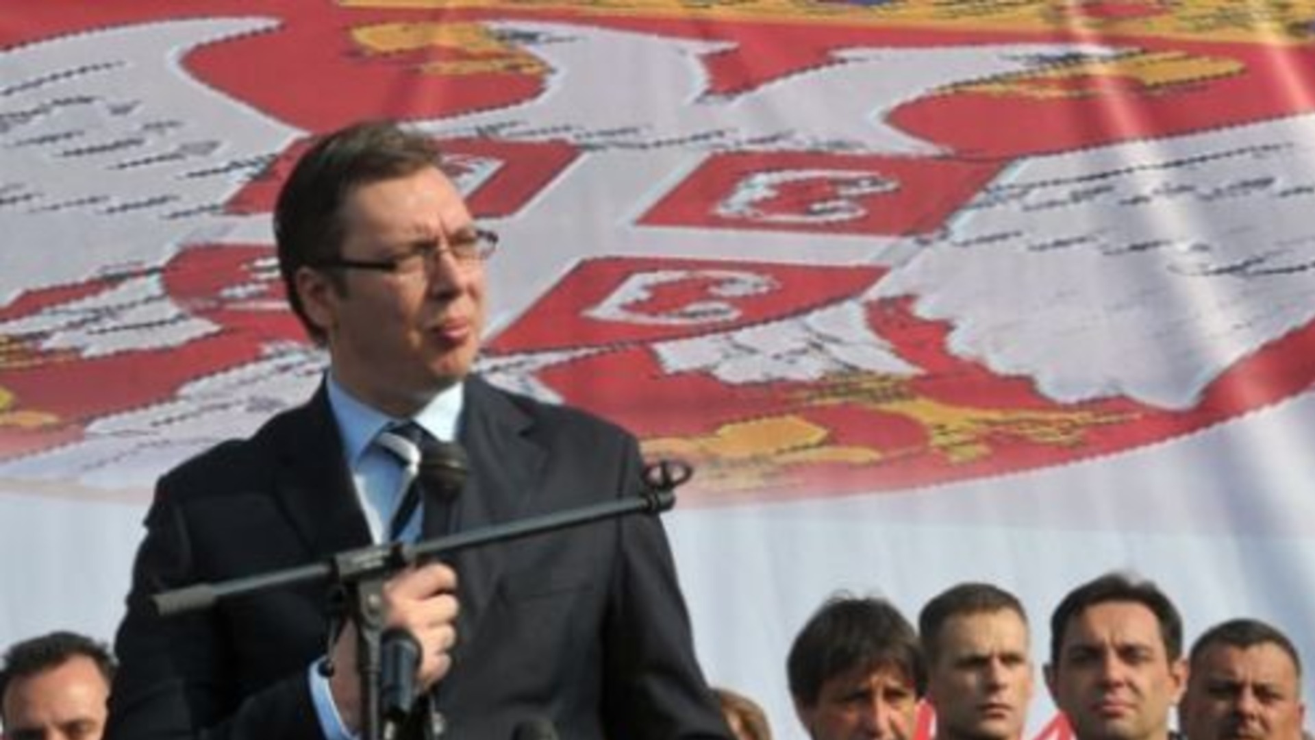 Приятелски огън: Военното разузнаване на Сърбия критикува Вучич