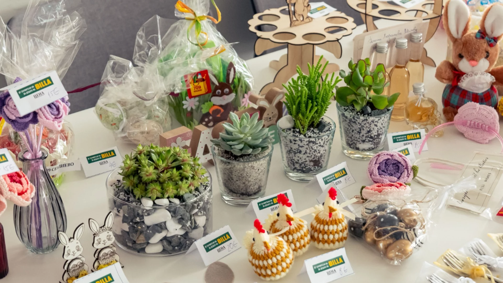 Служители на BILLA събраха над 3700 евро в благотворителния си великденски базар