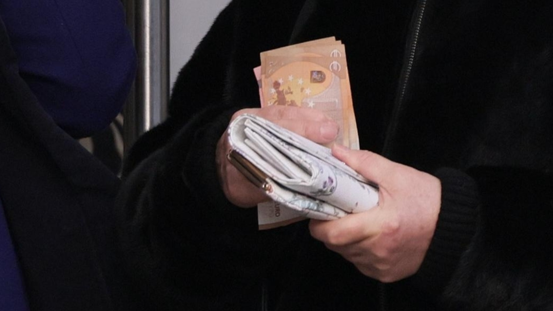 Започва изплащането на пенсиите и великденските добавки