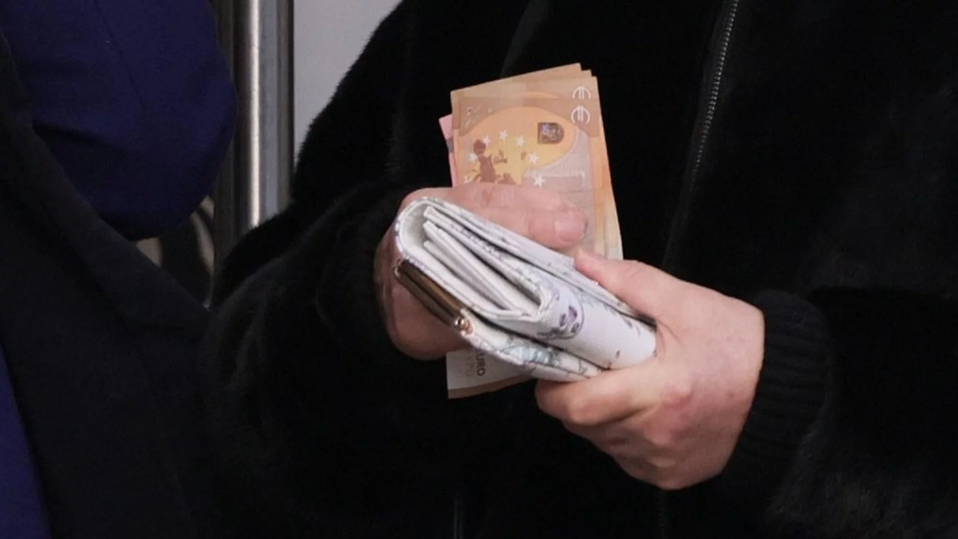 Започва изплащането на пенсиите и великденските добавки