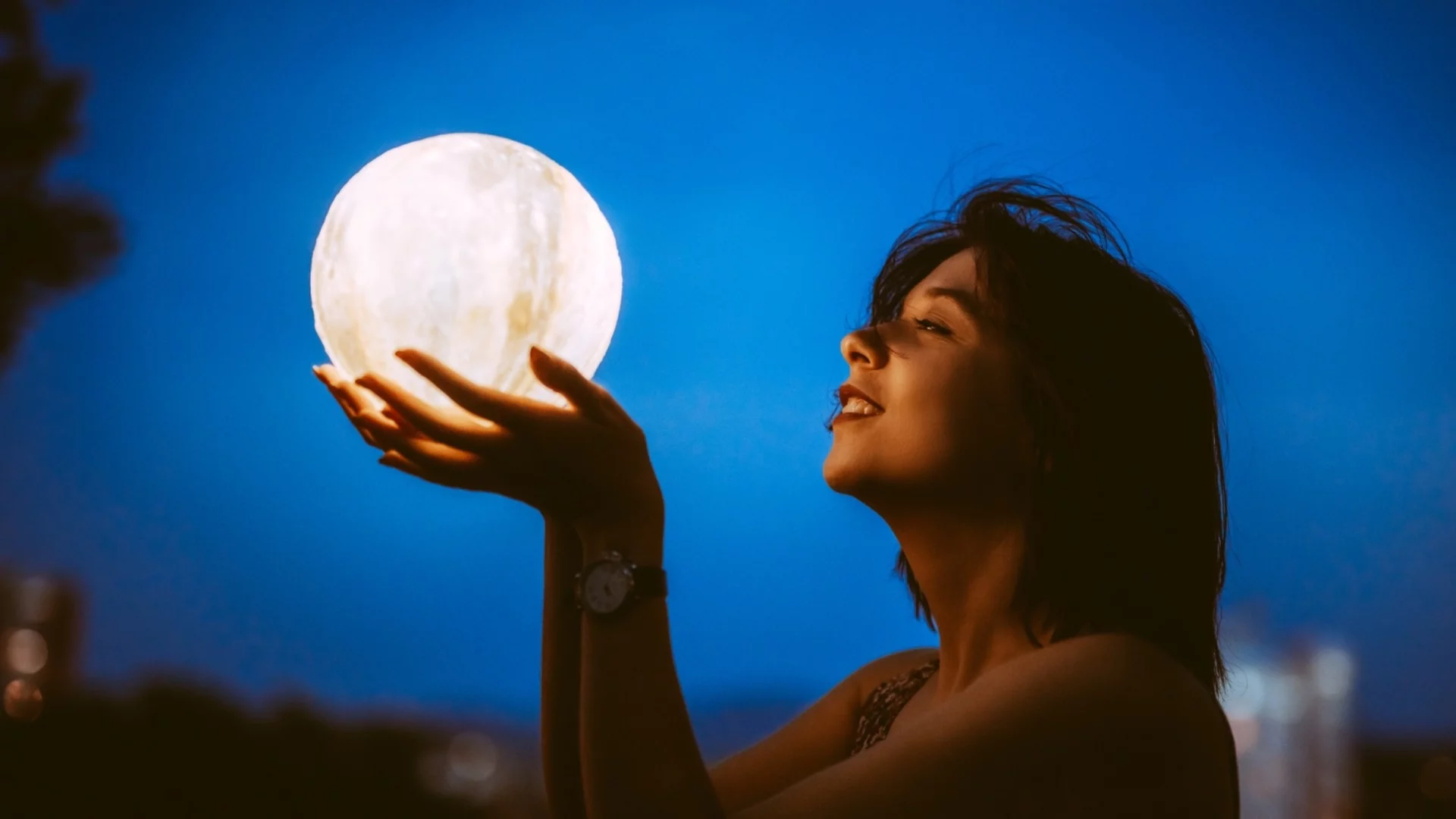 Идващото Новолуние ще накара 3 зодии да пърхат от щастие