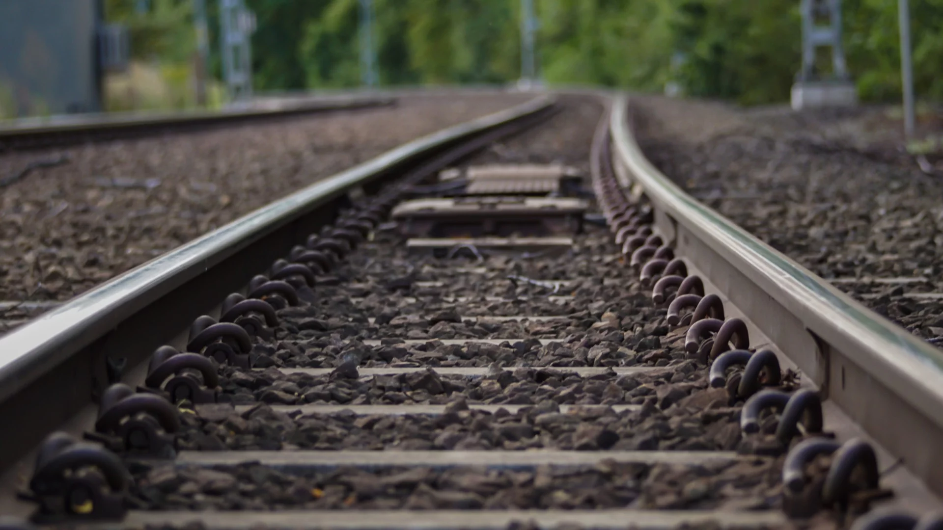 Инцидент на релсите във Франция: Влак се вряза в камион, има жертва и ранени