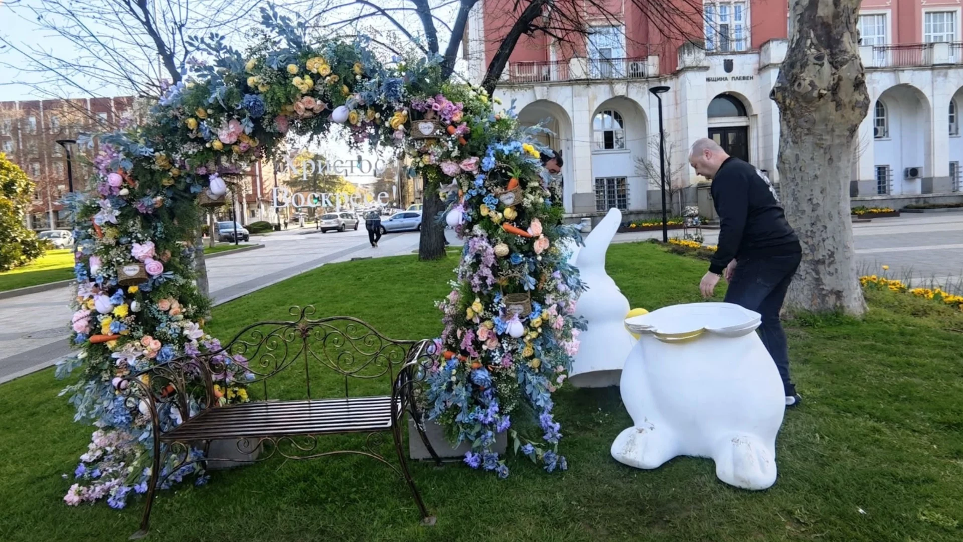 Отново: Поражения по великденската украса в Плевен – часове след монтажа