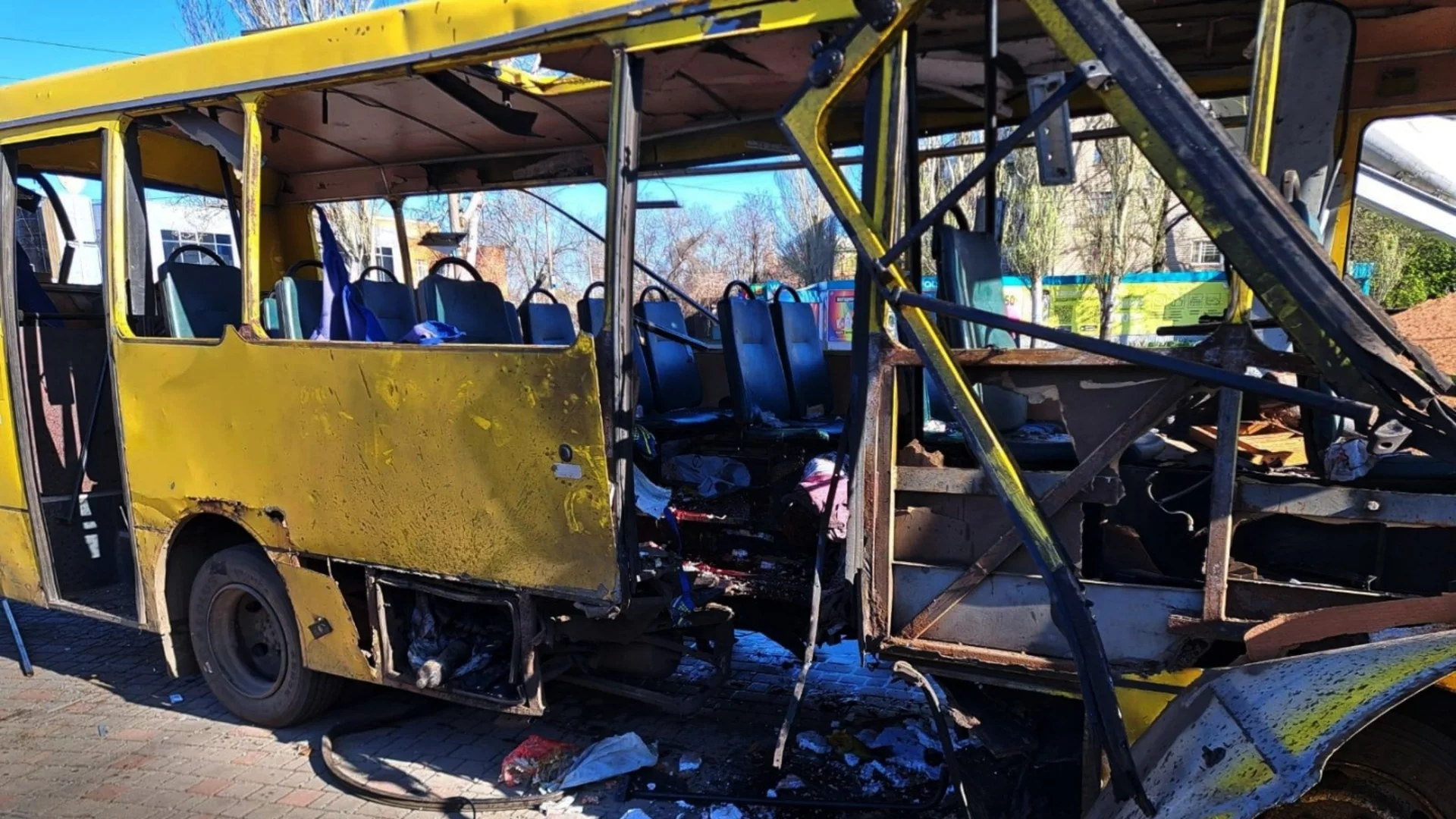 Руски удар по цивилни: Дрон порази автобус в Никопол