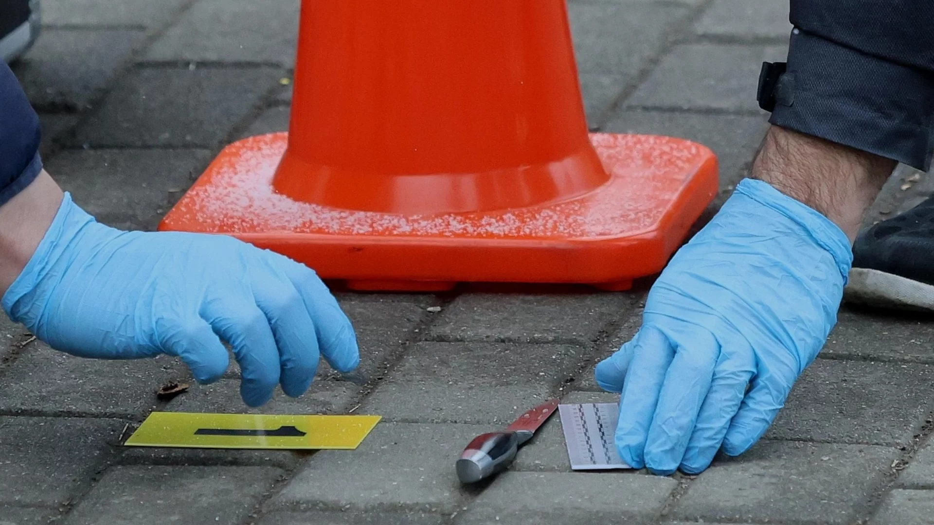 С месарски нож: Мъж обяви апокалипсиса и си преряза гърлото