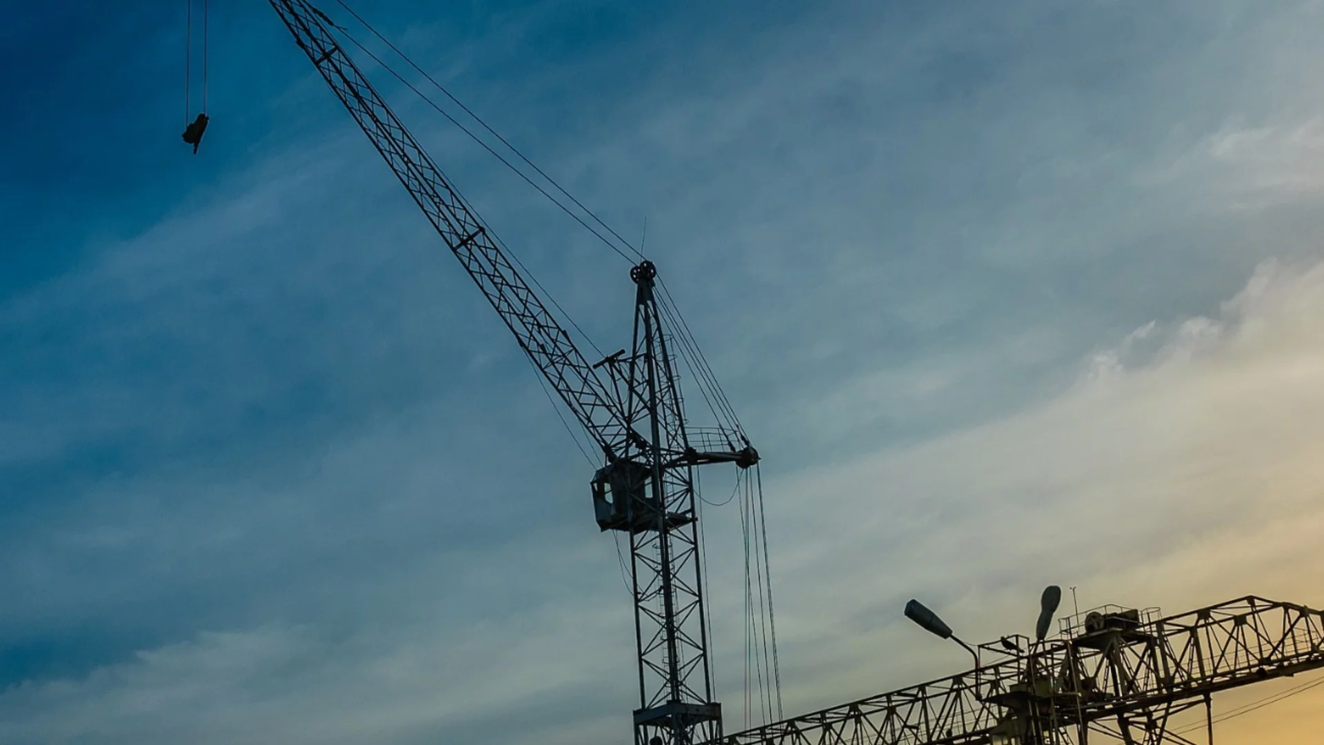 Голямото срутване: Кран с 350 тона конструкция падна в Белград (ВИДЕО и СНИМКИ)