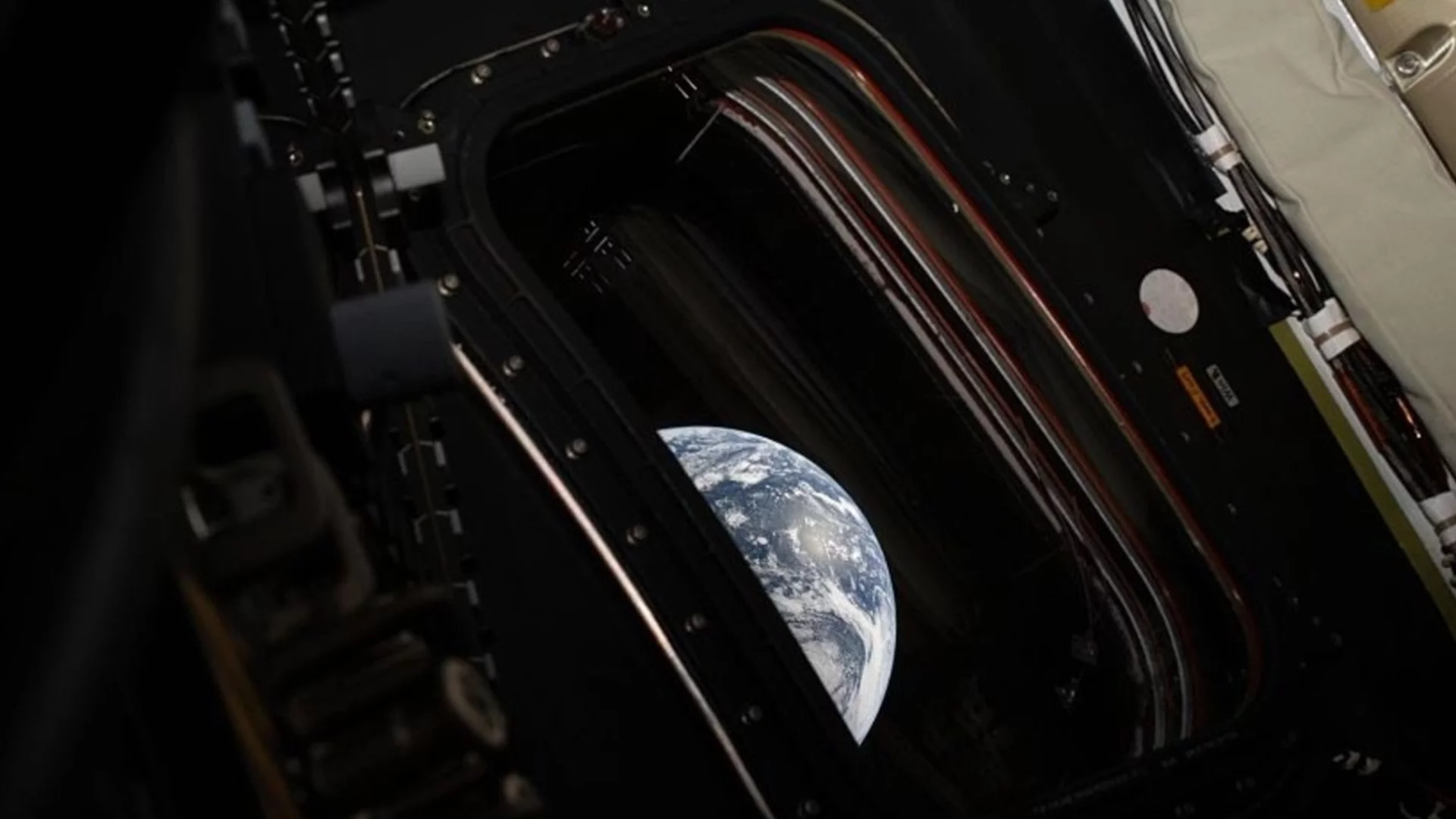 Мисията е изпълнена: Астронавтите от "Артемида II" се завръщат на Земята (ВИДЕО)