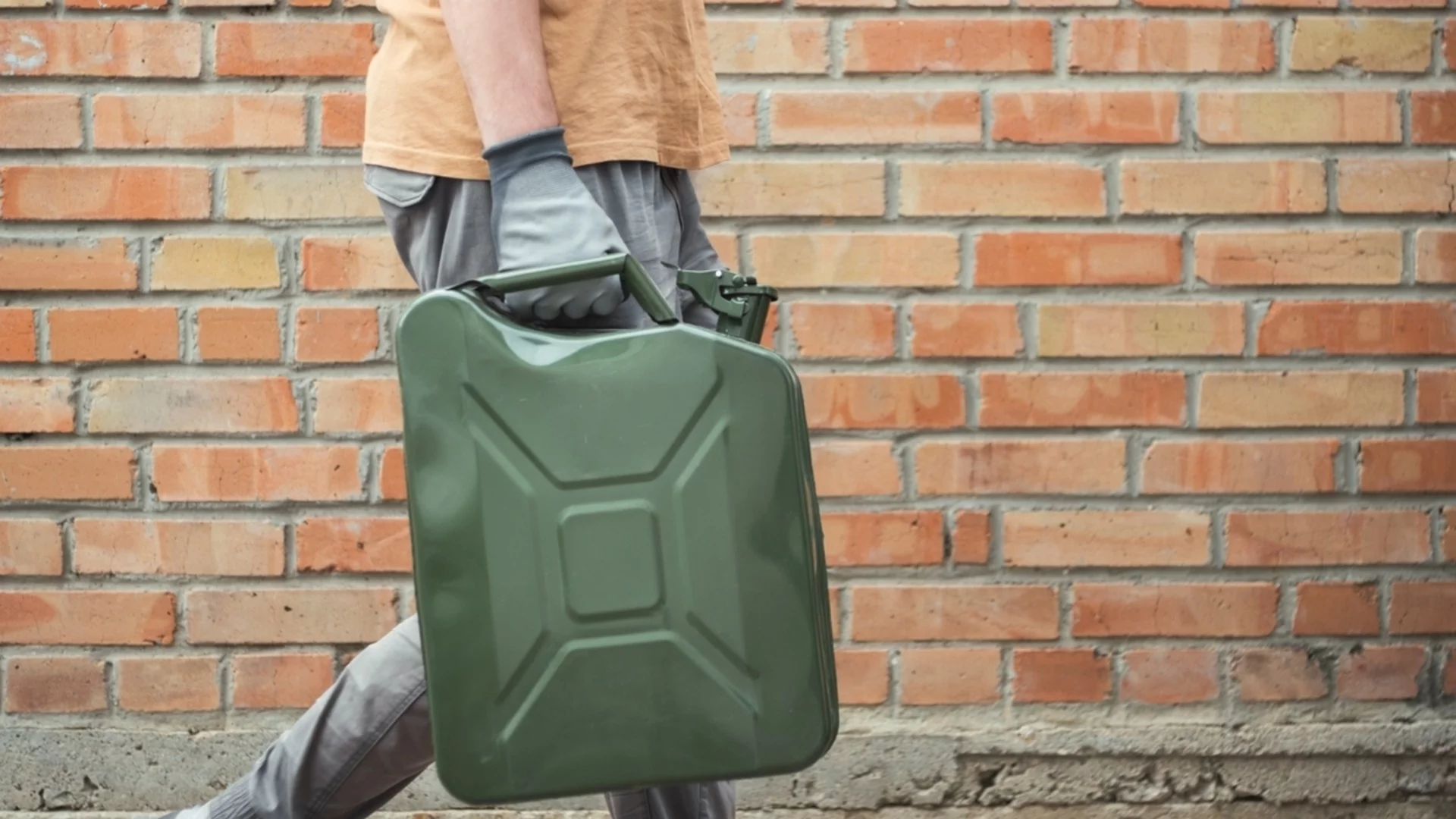 Удар насред енергийната криза: Крадци задигнаха 1100 л дизел от болница