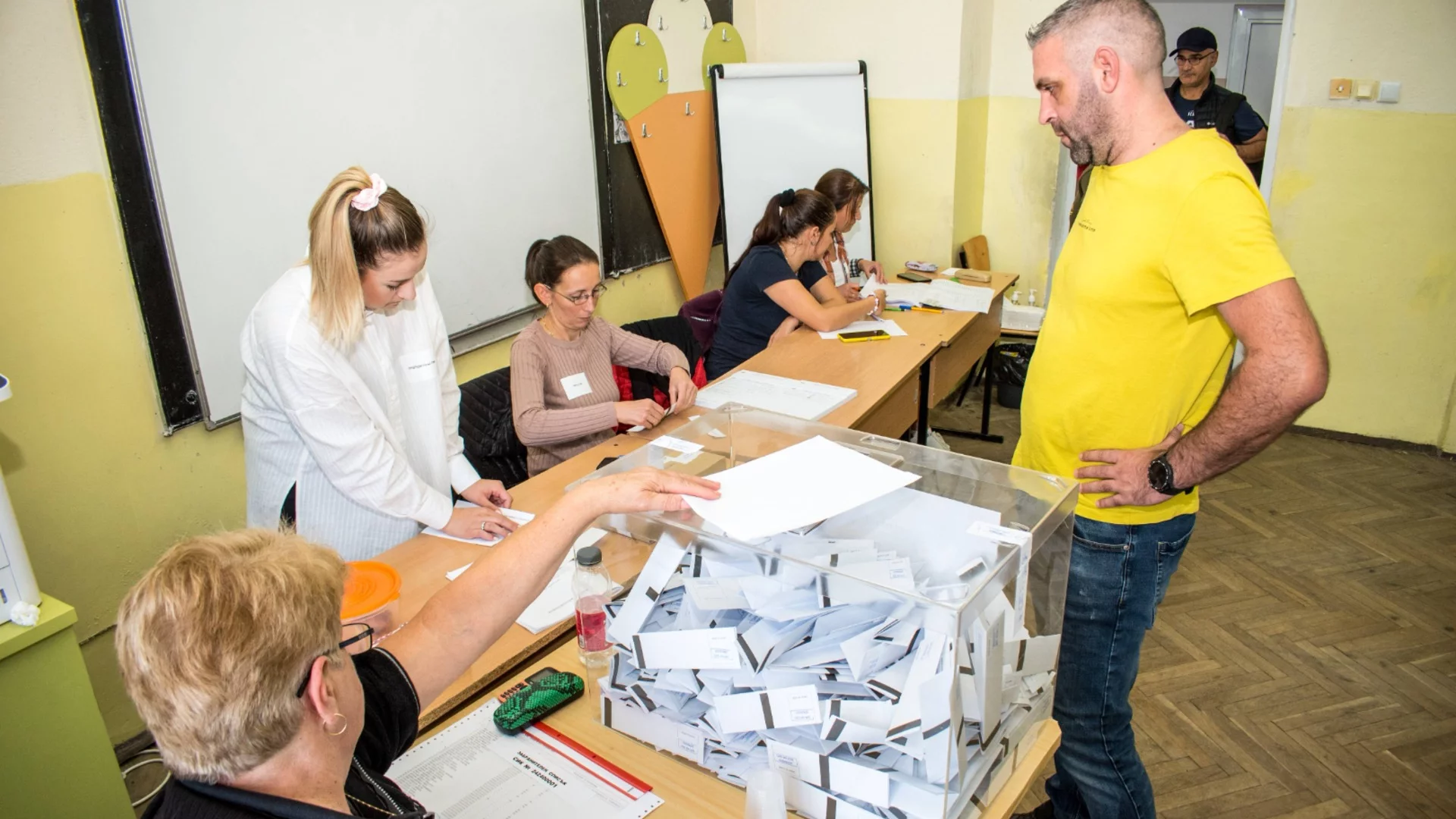 Кой (не) може да гласува на вота на 19 април и защо? (СНИМКИ и ВИДЕО)