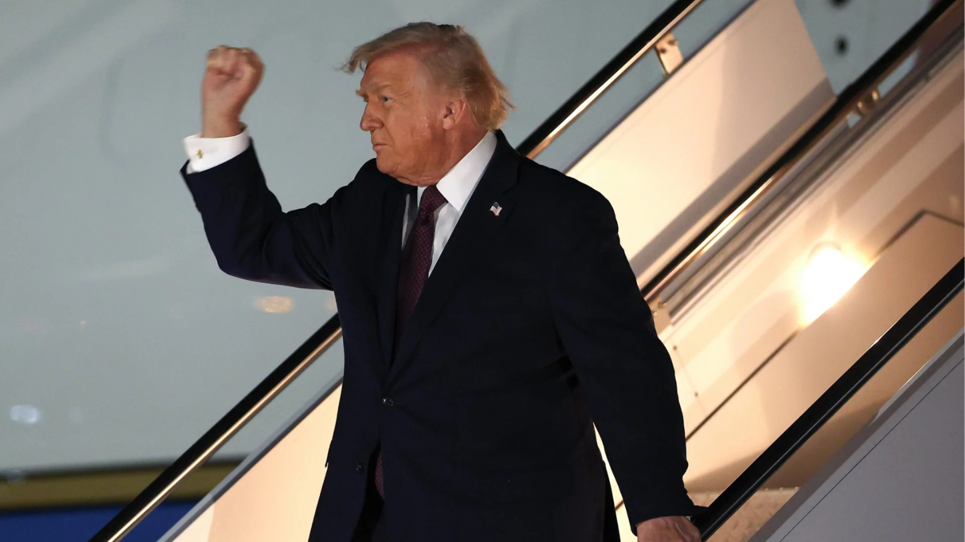 "Невероятно горди сме": Тръмп поздрави астронавтите след полета край Луната (ВИДЕО)