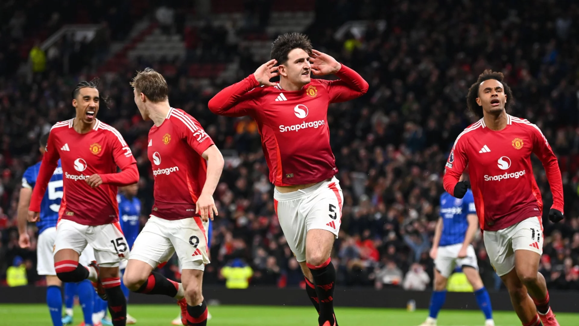 Феновете не го харесват, но Манчестър Юнайтед го обвърза с нов договор