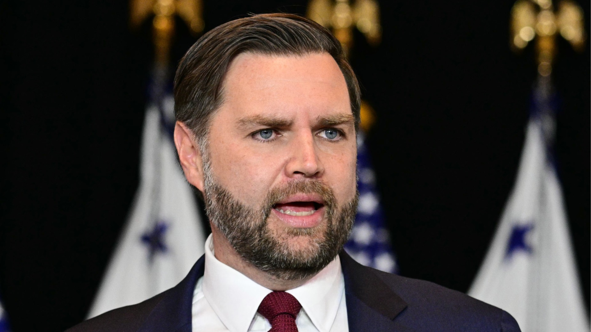 Намекна ли Джей Ди Ванс за готвен ядрен удар по Иран: Вижте отговорът на Белия дом